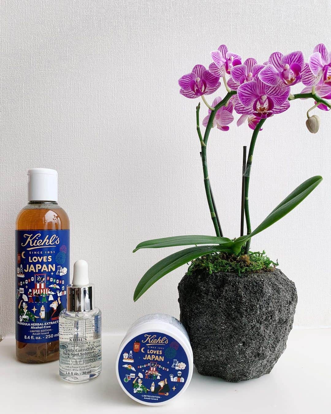 のインスタグラム：「「Kiehl‘s LOVES JAPAN」限定エディション 愛され続けている人気アイテムが、 日本限定パッケージで登場！  日本の夏祭りがモチーフになっていて とても可愛い💕  夏は紫外線やエアコンなどで乾燥して お肌もダメージを受けやすくなるので、 ・カレンデュラ配合のトナー ・シミを防ぐ透明美容液 ・スクワラン配合のUFCクリーム  この3つでしっかりケアしていこうと 思います😊  キールズは、製品の効果と安全性に拘りぬいた化粧品開発はもちろん、CSR活動を積極的に取り組んでいることでも有名です。  キールズを含む多数のブランドを傘下にもつロレアルグループは 工場や配送センターからのCO2排出量、水消費量、廃棄物生産量の削減をはじめ、処方、原料、パッケージ、製品開発から製造、店頭に至る全工程において環境に配慮した取り組みを推進しています。  使用済み化粧品容器を回収し、付加価値のある新たな製品やサービスとして再利用する仕組みを構築し、コミュニティやお客様とともに環境にやさしいリサイクルの意義を啓発しています。 まさに、サーキュラーエコノミーの一環とも言えますね！  消費したその先に見えてくる未来を想像しながら、 “賢い消費”の選択をしていけるよう心がけたいですね☺︎  ・（左）キールズ カレンデュラトナー ・（中）キールズ DS クリアリーホワイト ブライトニング エッセンス ・（右）キールズ クリーム UFC  #キールズ #日本限定パッケージ #限定エディション  #夏祭り #キールズラブズジャパン #kiehls  #CSR」