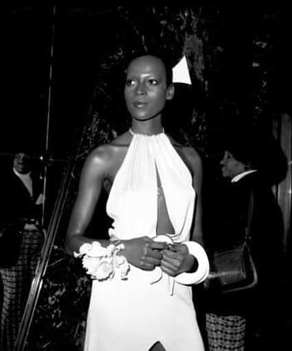 ホルストンのインスタグラム：「Best Dressed: Naomi Sims in Halston circa 1960s⁠⠀ ⁠⠀ ⁠⠀ ⁠⠀ ⁠⠀ #halston #halstonstyle #halstonettes #halstondress #halstonfashion」