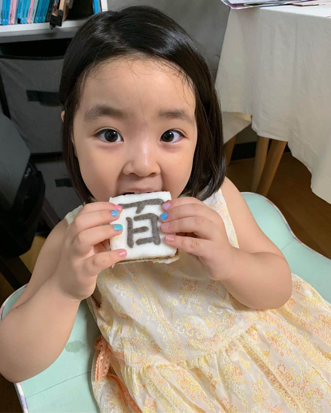 イ・ユンジのインスタグラム：「#백일떡 먹는 #라니언니#언니인생100일차#가족들안오셨지만미리먹겠습니다#떡은따뜻할때ㅋ」