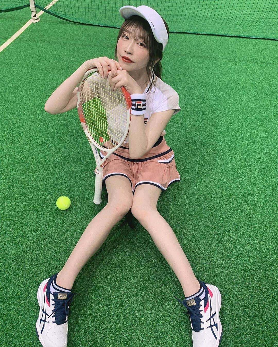 ひこ乃さんのインスタグラム写真 - (ひこ乃Instagram)「🎾 테니스 ⠀ ⠀ マイラケットがやっと完成🤍😻 モデルはPrinceのX 100 JAPAN LIMITEDです🌼 私は軟式テニス上がりなので、バックハンドの 硬式打ちがなかなか慣れず..!!⠀ ⠀ それでこのラケットはバックハンドがしやすい モデルだったのが決め手でした〜🎾🤍⠀ 愛着がすごい🤍沢山テニスしよう🤍 #テニス部募集中 ⠀ ⠀  #tennis#tennisgirl#tenniswear#テニス#テニス女子#マイラケット#テニスウェア#테니스#피트니스#운동스타그램#운동」7月25日 11時18分 - hikono0909