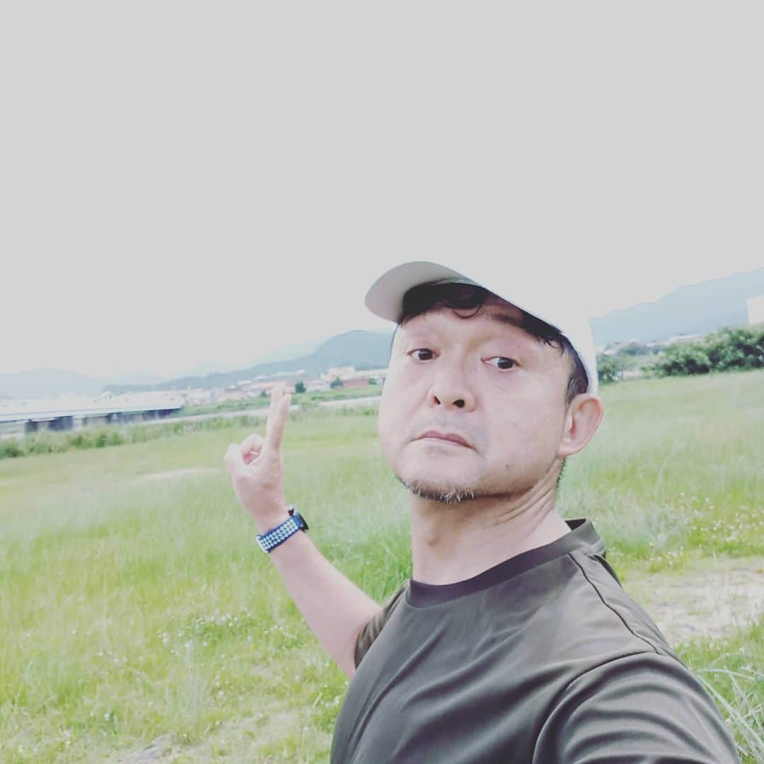 のインスタグラム：「。 キツかたー💦😅 かなりアツかたー🥵💦 2時間ウォークandジョグ。  …ツクツクボウシが大合唱 してたので、そこで一句！！  コロナ菌… 付く付く防止… と鳴いている～…  (*^^)v  さ、温泉温泉♨️☺️♨️」