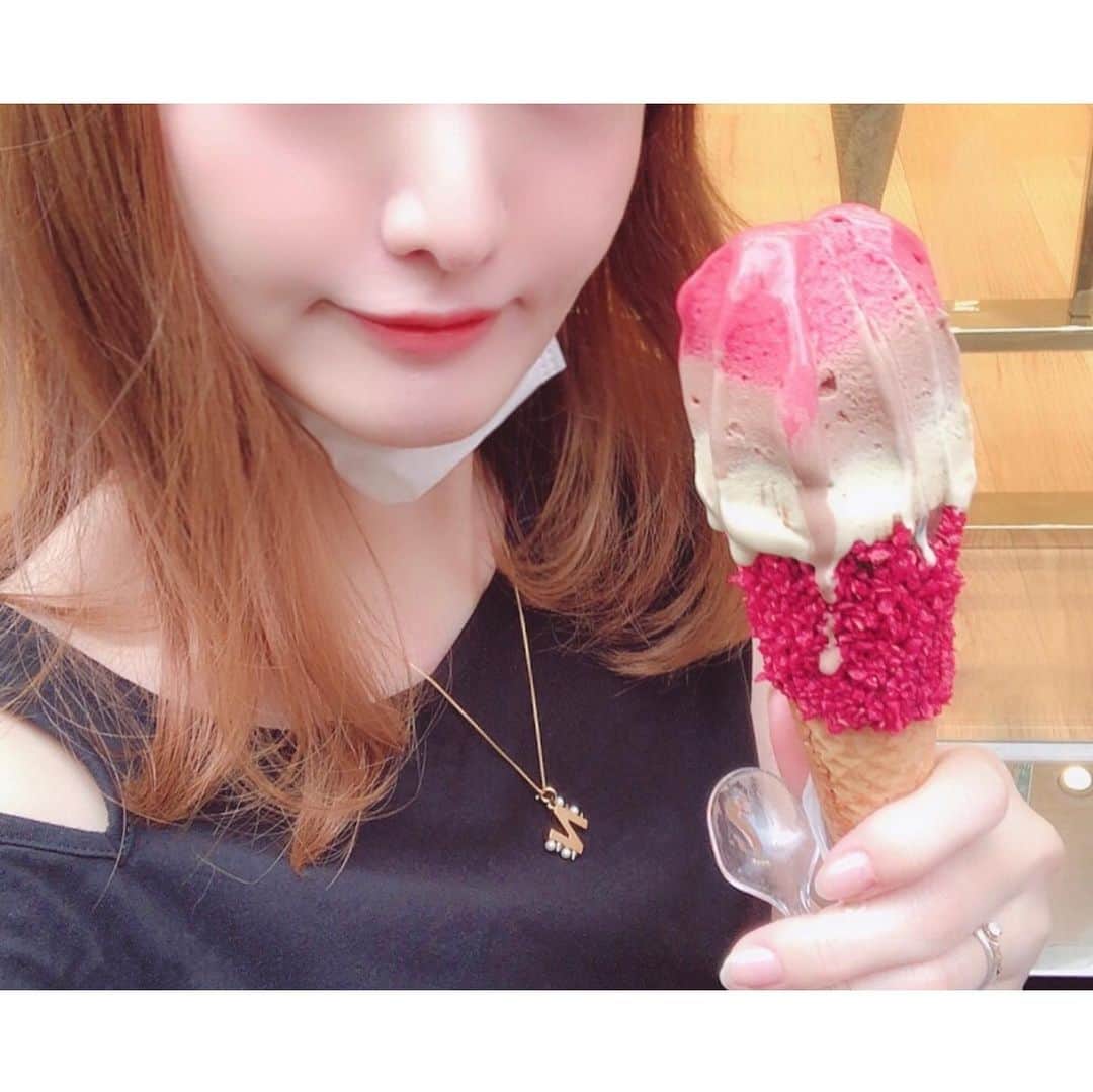 東なつ紀のインスタグラム：「#venchi のジェラート🤤💓  思ったより溶けるん早くて 手が大変なことになったけど 美味しかった🍨🍓🍫  #銀座 #アイス #ジェラート」