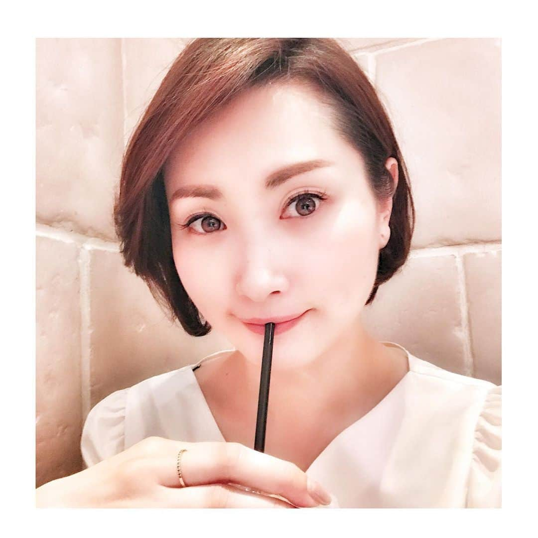 鎌田聖菜さんのインスタグラム写真 - (鎌田聖菜Instagram)「【熱中症には要注意🥵】﻿ 　﻿ 今日はあまり水分取らずに﻿ 朝からバタバタして出かけたら、、、﻿ 　﻿ ﻿ 外出時はマスクしてるし﻿ やっぱり蒸すよなぁ…﻿ 　﻿ ﻿ と思いきや、﻿ 家に帰ったら﻿ なんとなくだるくて気持ち悪い🙄﻿ ﻿ 　﻿ あれ、これって、熱中症ってやつ？！﻿ ﻿ 　﻿ と、﻿ お水たくさん飲んで﻿ 脇の下や首筋を冷やして少し寝てたら回復！﻿ ﻿ 　　﻿ あんまりこういう体調不良少ないから﻿ たまにあると少しビビりますよね。　﻿ 　﻿ 　﻿ こういう時期ですし😥﻿ 　﻿ ﻿ 皆さん、﻿ 水分をたくさん摂って無理はせず、﻿ 熱中症には十分、気を付けましょう！！﻿ ﻿ 　﻿ ﻿ ﻿ ﻿ ﻿ 🌸未知なる魅力を見つけて﻿ 新しい自分になれる色彩心理学セッション🌸﻿ ただ今、お得なキャンペーン実施中！﻿ ﻿ ご登録は﻿ @seina_kamada から﻿ プロフのURLをクリック👆 ﻿ 　﻿ 　﻿ ﻿ #心を整える #自己肯定力 #内面美容 #自尊心 #自己肯定 #鏡学 #鎌田聖菜 #セルフコーチング #魅力開花 #合わせ鏡 #自分と向き合う#自分とは #自己表現 #本当の自分 #自分色 #美しく生きる #美的センス #YouTubeはじめました #美容効果 #セルフビューティー  #女性性開花 #犬好き #熱中症に気をつけて #心を整える #体型維持 #YouTube配信 #色彩心理学 #美容情報 #美容法 #自分の色を知る」7月25日 11時22分 - seina_kamada