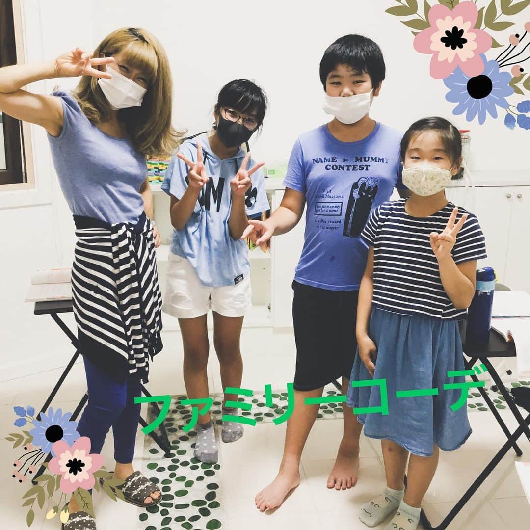 ユーロ英会話クラブのインスタグラム：「【キッズレッスン👕】﻿ ﻿ 生徒も先生もみんなブルーの服‼️﻿ ﻿ 英検3級・4級の勉強中・・・﻿ あれ？﻿ みんなブルー系着てるじゃない？！﻿ 写真撮って〜（笑）﻿ ﻿ ファミリーみたい😍﻿ ﻿ ＝＝＝＝＝＝＝＝＝＝＝＝＝＝﻿ サチフル英会話クラブ﻿ http://sachifull.com/﻿ ☎0561-58-9450（代表） ﻿ 長久手本校 (長久手アピタ北側出口　徒歩1分)﻿ ●ベビークラス●キッズクラス●大人クラス﻿ 東浦校 (石浜駅　徒歩3分)﻿ ●キッズクラス●大人クラス﻿ ＝＝＝＝＝＝＝＝＝＝＝＝＝＝ ﻿ ﻿ #英語 #英会話 #英会話教室 #英会話スクール #キッズ英会話 #英語の勉強 #べびー #ベビー #子供 #子ども #キッズ #小学生 #中学生 #子連れ #子連れママ #ママ #初級 #超初級 #英会話初心者 #子供英会話 #海外旅行 #海外赴任 #留学 #instastudy #長久手 #東浦 #サチフル英会話クラブ #サチフル #偶然 #みんなブルー」