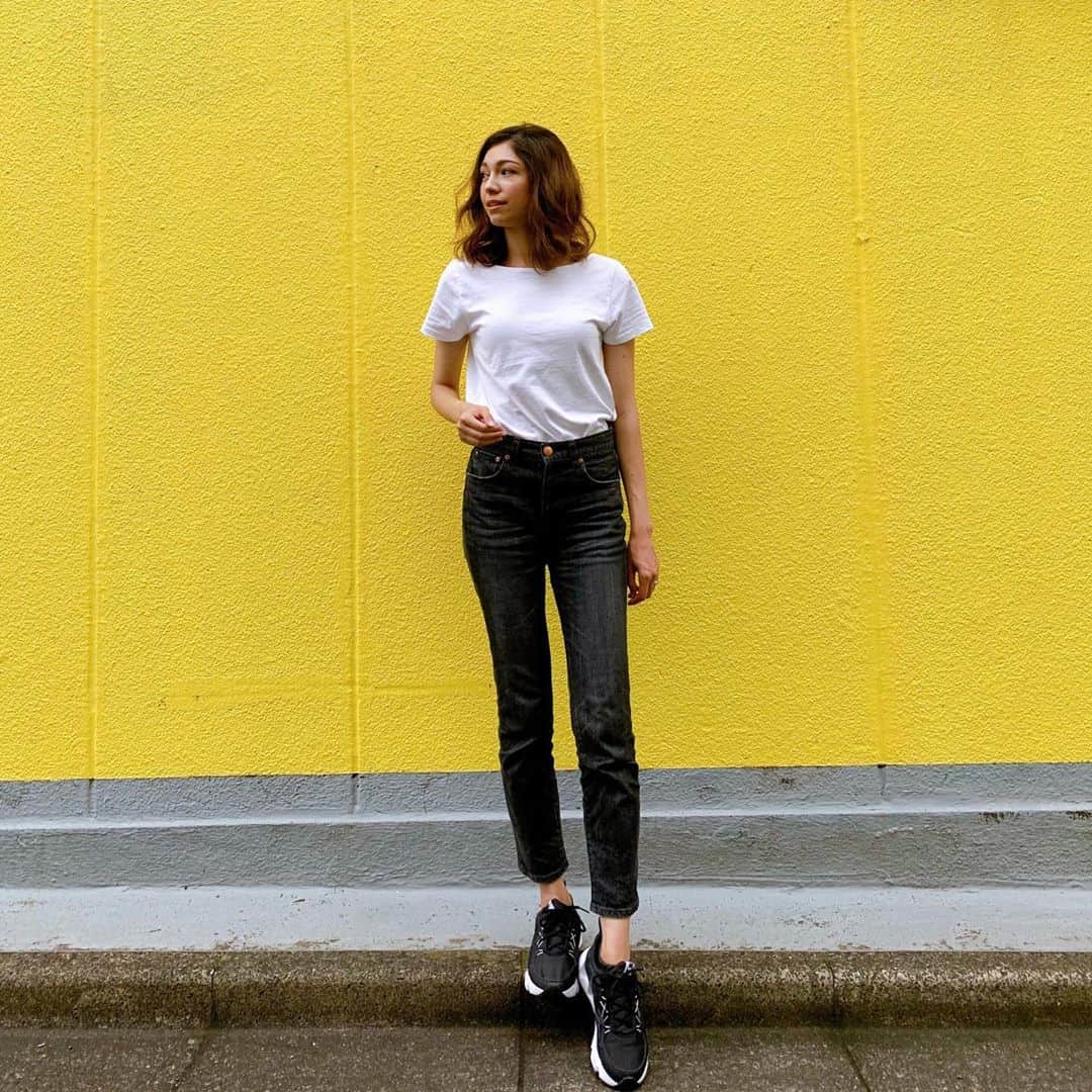 横山エリカのインスタグラム：「ほぼ毎日、白T×デニム生活💛 #plainwhitets #tshirt #denim」