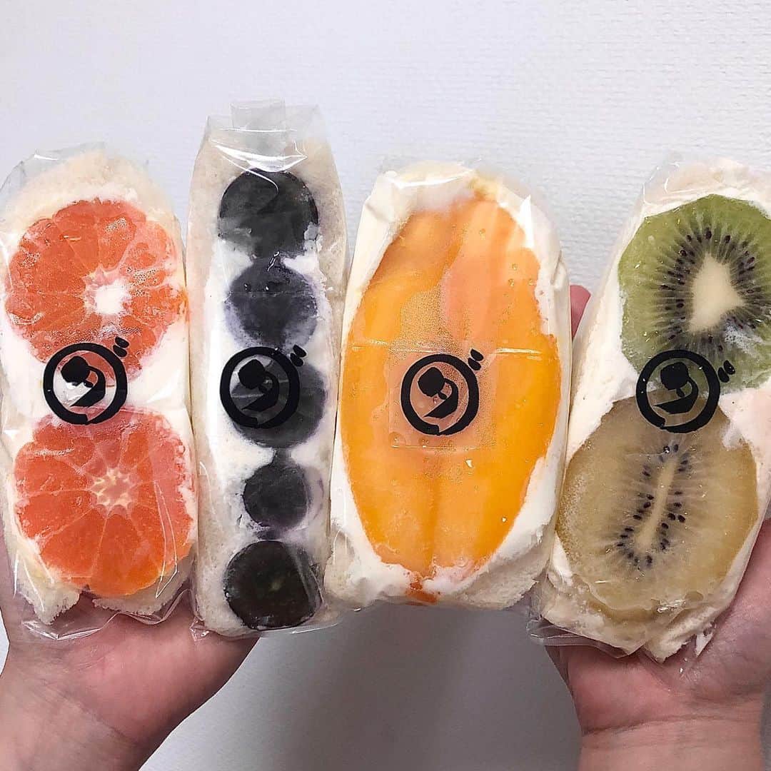 みのり(26)＠東京 ダイエットのインスタグラム：「. . フルーツサンド専門店【ダイワ中目黒店】 🍇フルーツサンド💓 . . 前にシャインマスカットたべて 最高に美味しかったから、リピート❤️ . . 宮崎マンゴー🥭 Wキウイ🥝 長野パープル🍇 蒲郡みかん🍊  . サンドイッチたべてるんじゃなくて、 もう果物を丸ごとたべてる感じ😍💓 . 本当に後悔しない( 灬˙▿˙灬 )❤️ . . (あーん、またダイエットが遠のくう) . . ◉ライザップ公認の紹介アンバサダーです。 〜紹介特典で、お安く入会できます〜 . ▶︎全国どの店舗でもOK ▶︎カウンセリング予約前にご連絡ください . 📺RIZAP TVCM出演 🏅RIZAP BMG ファイナリスト2017.2018 . #rizap #ライザップ #ダイエット #diet #レコーディングダイエット #ダイエッター #公開ダイエット  #朝ごはん #morning #フルーツサンド #フルーツサンド専門店 #サンドイッチ #sandwich #nakameguro #中目黒 #中目黒グルメ #中目黒カフェ #テイクアウトグルメ #テイクアウト専門店 #ダ #ダイワスーパー #ダイワ中目黒店 #キウイ #みかん #マンゴー #生クリーム #八百屋 #果物 #フルーツ #fruits」