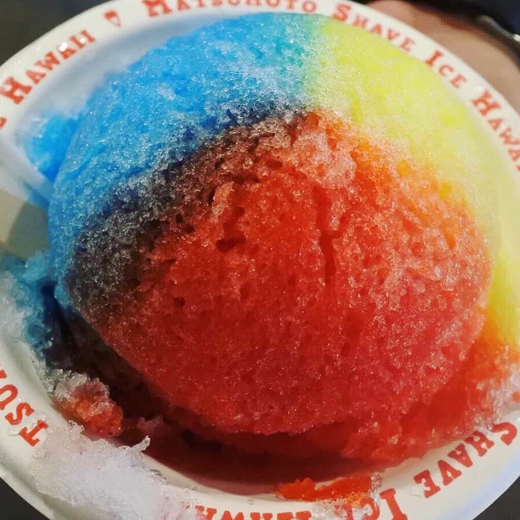 のインスタグラム：「梅雨明けももう直ぐかな⁉️ 7月も最後の週末です☀️ 今日7月25日は、かき氷🍧の日ってご存知でしたか⁉️ 🇺🇸でも人気の夏のスイーツです🍧 英語では“shaved ice”と言います。 でも、冷たい物の食べ過ぎには注意してくださいね〜❄️ . #usa #america #studyabroad #livinginamerica #sweets #shavedice #summer #725 #colorful #アメリカ #アメリカ生活 #留学 #かき氷 #シロップ #冷たいデザート #氷 #夏バテ防止 #食べ過ぎ中 #カラフル #夏のデザート #夏休み #ハワイ #hawaii #シェーブアイス #かき氷の日 #7月」