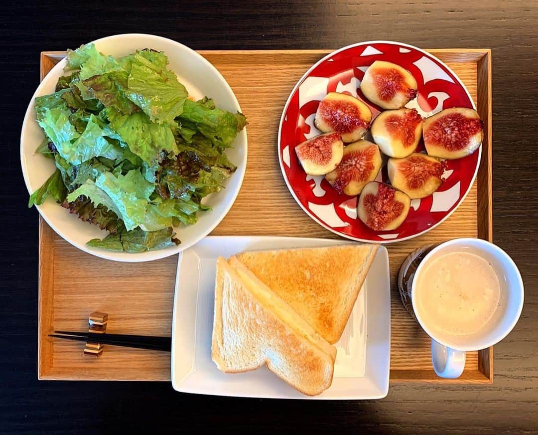 のインスタグラム：「チーズトースト好き  #朝ご飯 #祐ご飯 #チーズトースト #イチジク  @hermes」