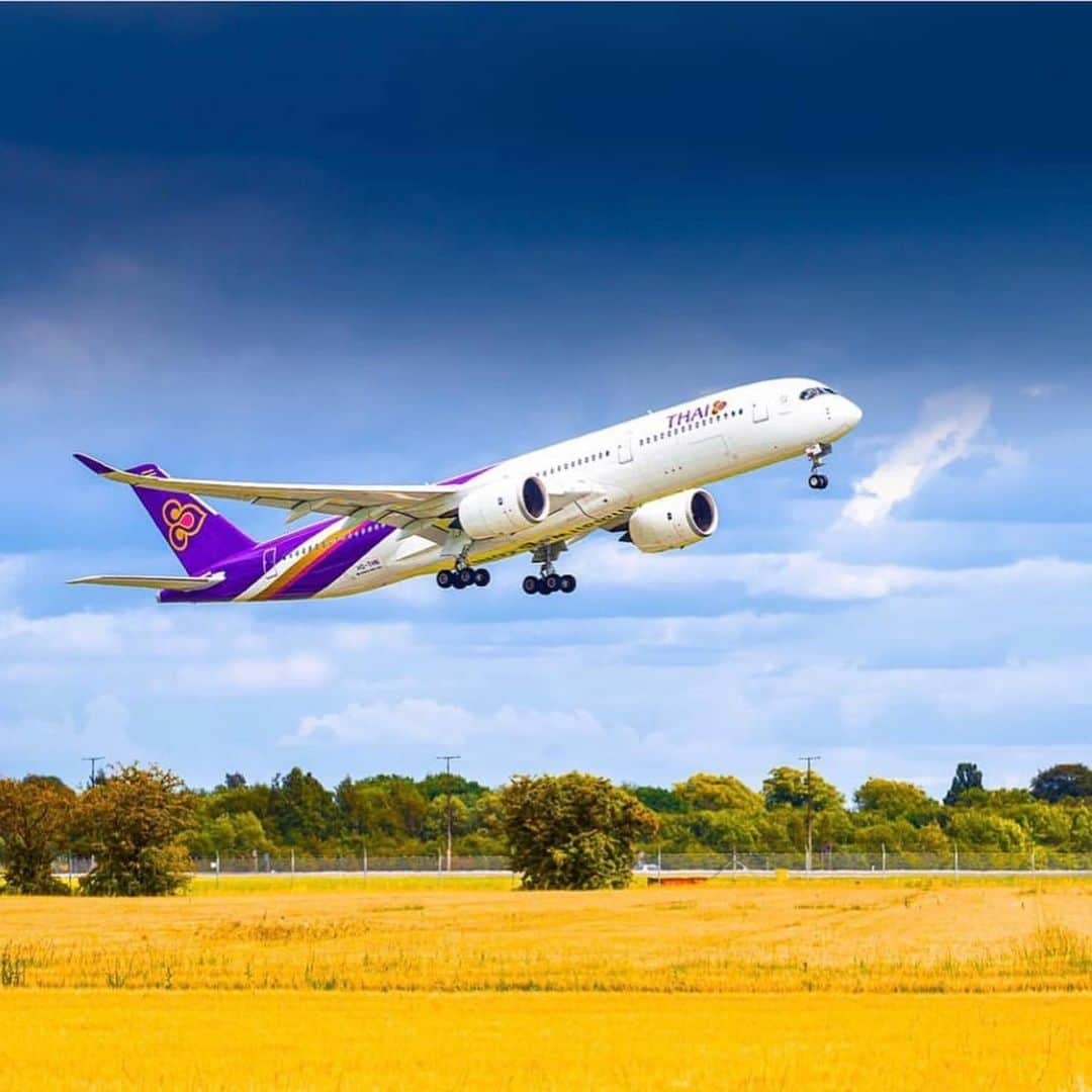 タイ航空さんのインスタグラム写真 - (タイ航空Instagram)「THAI still fly to bring Thai people back home , THAI first repatriation flight from CPH to BKK. #ThaiAirways #HygieneExcellence  #รักคุณเท่าฟ้า  Credit pic @wolnerchris_aviation」7月25日 11時32分 - thaiairways