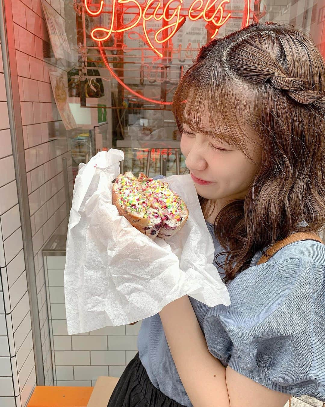 高萩千夏さんのインスタグラム写真 - (高萩千夏Instagram)「ベーグル🥯 * * ブルーベリーベーグルに シュガーカラークリームチーズで カスタムしました🥯💕 * * #アプガ2 #ベーグル #ランチ」7月25日 11時33分 - chinatsu_takahagi_uug2ki