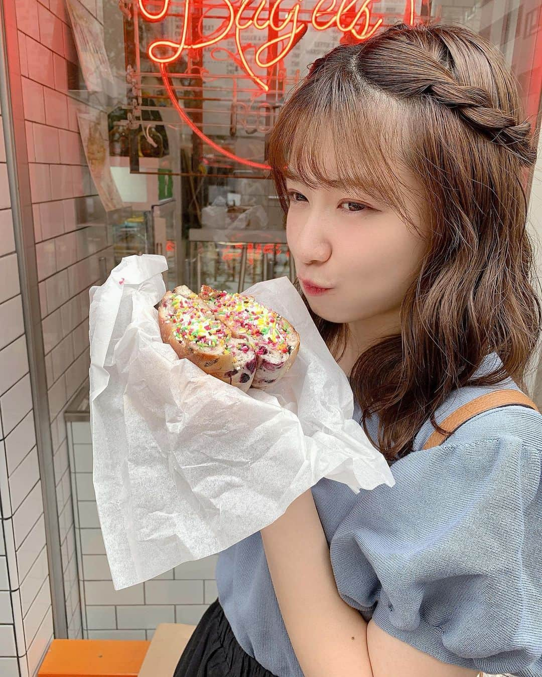 高萩千夏さんのインスタグラム写真 - (高萩千夏Instagram)「ベーグル🥯 * * ブルーベリーベーグルに シュガーカラークリームチーズで カスタムしました🥯💕 * * #アプガ2 #ベーグル #ランチ」7月25日 11時33分 - chinatsu_takahagi_uug2ki