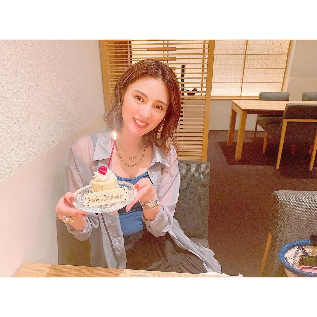 渡辺知夏子のインスタグラム：「昨日 2020/07/24 誕生日を迎えました🎂 . ご覧になってくださっている皆様、 家族と周りに居てくださる方々に感謝です✨ いつもありがとうございます😊 . 覚えててくださった方メッセージくれた方ありがとうございます❤️ . . . 至らないところも多々あるとは思いますが、これからもお付き合いくださると幸いです🙏💕 どうぞよろしくお願いいたします...💗 . #誕生日ありがとうございます  #mybirthday  #感謝」