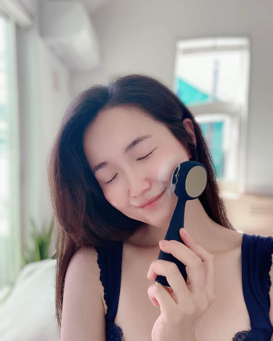 リナさんのインスタグラム写真 - (リナInstagram)「@yaman.official  . 毎日のマスクで 毛穴の開き、黒ずみ、ゴワツキが深刻化… . しっかり落としたいからって、 ゴシゴシしちゃったら、 シワやシミの原因に💦 .  アメリカで大ヒットの洗顔器👑 ◆YA-MAN  PMD Clean Pro  1分間に7000回の音波振動で 手洗顔では落とし切れない 毛穴の奥の汚れもすっきりオフ🌟 . 1日数分のゴシゴシでも、 毎日の積み重ねで、 将来的にシミやシワが増えちゃうから、 洗顔も見直しが必要だよ✋ . 顔だけじゃなく、 デコルテや背中のケアにも使えるから、 気になるゴワツキもすっきり♪ . シリコーン素材で、 水洗いできちゃうから衛生的に使えるよ🚿 ...................................................... #YAMAN #PMD #PMDCLEAN #ヤーマンプロ #毛穴ケア #ヤーマンプロフェッショナル #美顔器 #洗顔デバイス #角質ケア #美肌 #美肌ケア #美肌になりたい #皮膚管理 #美肌作り #リフトケア」7月25日 11時39分 - 1010koki0218
