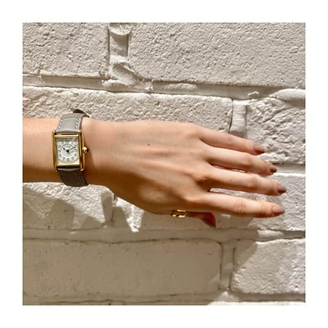 HIROBさんのインスタグラム写真 - (HIROBInstagram)「﻿ -HIROB丸の内-﻿ ﻿ Vintage must de Cartier TANK﻿ ご紹介致します！﻿ ¥180,000+tax〜﻿ ﻿ 1枚目、2枚目共に﻿ 左:LLサイズ﻿ 右:MMサイズ﻿ スタッフ着用はどちらもMMサイズです⭐︎﻿ ﻿ 8/2まで10%OFFも開催しております！﻿ 一部除外有﻿ ﻿ 通信販売も対応しており、お電話でのご相談も受け付けています。﻿ 当面の間、送料は無料となりますので、ご来店が難しい方でもお気軽にお問い合わせ下さい。﻿ ﻿﻿ ﻿ ﻿ …お問い合わせ…﻿ 03-5224-8666﻿ ﻿ #hirob﻿ #hirobmarunouchi﻿ #baycrews﻿ #mustdecartier﻿ #cartier﻿ #vintage﻿ #tank﻿ ﻿ #morellato﻿ #cassis﻿ ﻿ #モレラート﻿ #カシス﻿ ﻿ #ヒロブ﻿ #ヒロブ丸の内﻿ #ベイクルーズ﻿ #マストデカルティエ﻿ #ヴィンテージカルティエ﻿ #タンク﻿ #自分へのご褒美﻿」7月25日 11時42分 - hirob.jp