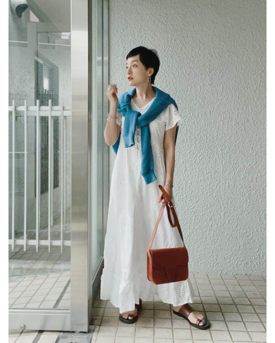 高山都さんのインスタグラム写真 - (高山都Instagram)「白のコットンには小物の色や重みを足すと、大人っぽくバランスが決まる気がする。 ペラっと見せないように。 茶色と水色の合わせも好きな配色。 one-piece @fifth_store  bag vintage #loewe  knit #pasteldoccitanie  sandal #isabelmarant #コットンレースマキシワンピース  家でも外でも楽チンで涼しい。 #fifth #fifthtl #フィフス #カジュアルコーデ　#ワンピース　#平均身長コーデ  #夏コーデ #カジュアル」7月25日 11時42分 - miyare38