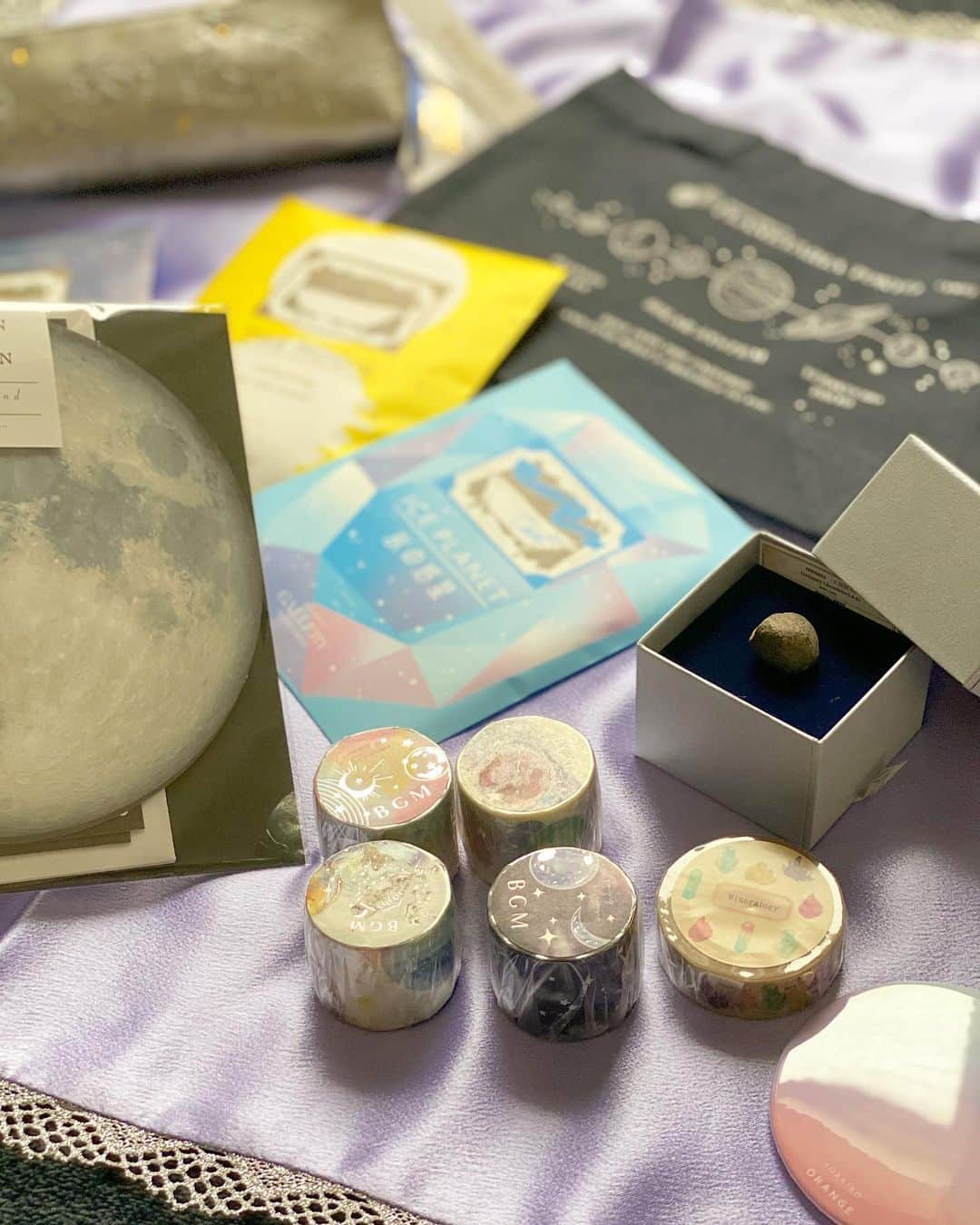 相馬絵美のインスタグラム：「宇宙を感じるグッズに目がない私🌍💫🌛  バスソルトやペンケース、マスキングテープ。  中でもお気に入りはリアル隕石☄️ 宇宙にこの子が漂ってたなんてすごくロマン感じちゃったし、そこから私と巡り合う可能性って果たして何％よ？！って思わず買ってしまった😂 (あと想像よりめちゃくちゃリーズナブルで即決したのもある)  他にも気になるの沢山あったし、店内の内装も可愛かったな〜🌟  #有楽町マリオン #プラネタリウム #宇宙 #星 #銀河 #隕石 #星空 #銀座 #space #galaxy」