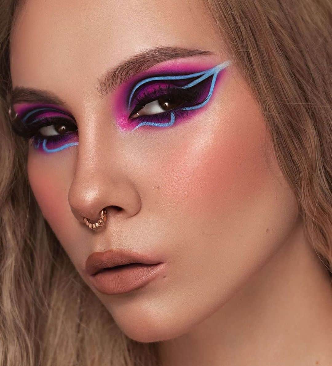 Jeffree Star Cosmeticsさんのインスタグラム写真 - (Jeffree Star CosmeticsInstagram)「We love a graphic liner moment💜 The talented @gulnaz_validova created this look using our #velourliquidlipsticks in the shades Drug Lord & Jawbreaker 🧬#jeffreestarcosmetics」7月25日 12時03分 - jeffreestarcosmetics