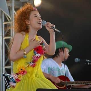 azumiのインスタグラム：「‪さあ〜今日は配信ライブだぞ！‬ ‪演奏は楽しく、MCはゆるく、みんなの想いを感じながら歌いますね！‬ ‪皆さん、スタート時間に慌てないようにこちらご覧になってスタンバッてください！‬ ‪私はいつも友達の配信ライブギリギリにアクセスして三曲くらい見逃します！ばか！‬  https://www.youtube.com/channel/UCxuxBzfsO2kgtDh2PqKtbXw  写真は15年くらい前の #夢人島フェス  最後出演者全員ステージに出て歌っている時、このお花がバラバラになって、私の周りがお花畑みたいになった🌷🌺🌻  ‪#wyolica #muser #wgt ‬」