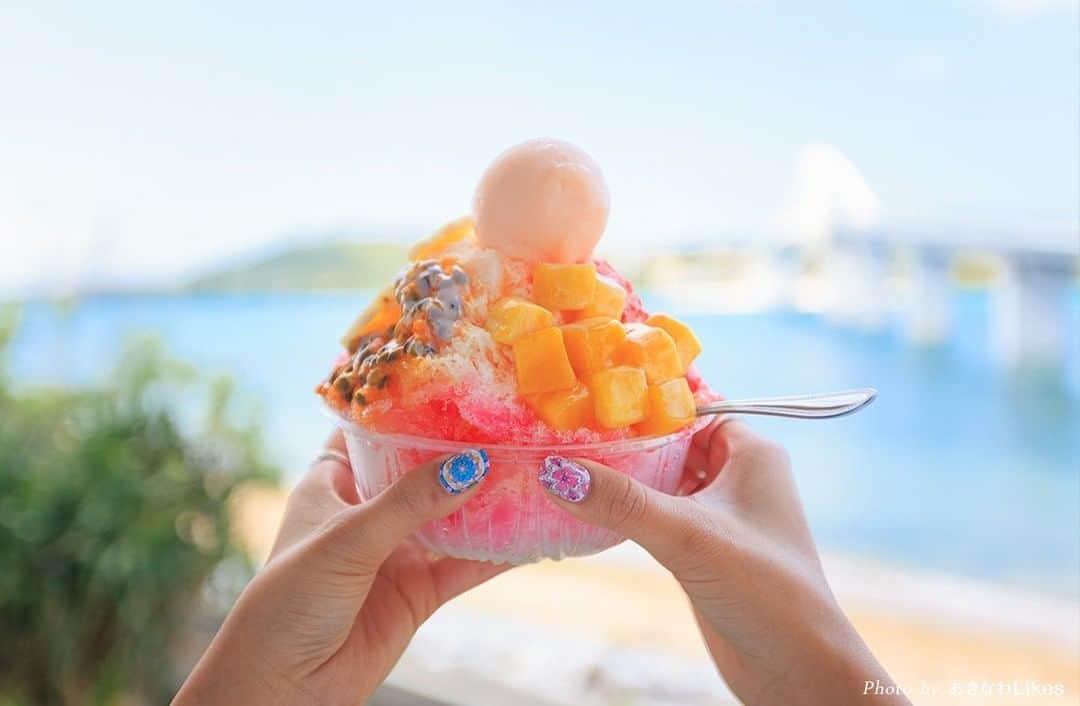 おきなわLikesさんのインスタグラム写真 - (おきなわLikesInstagram)「かき氷の日🍧らしいので 沖縄のかき氷屋さん集めました🙋‍♀️  南国フルーツたっぷりのかき氷🥭 　　　　or 　沖縄ぜんざい🌺 　　　　  どっちが食べたいですか〜☺️？  (どっちも食べたいぃぃ🤤) #沖縄ではぜんざいもかき氷の仲間だよ！笑  ------------------------------------- 1枚目：フルーツカフェ松田商店 2枚目：萬座屋(マンザヤ) 3枚目：ひがし食堂 4枚目：mother leaf (マザーリーフ) ------------------------------------- #かき氷 #沖縄ぜんざい #沖縄 #okinawa #ぜんざい #マンゴー #okinawajapan #沖縄カフェ巡り #萬座屋 #マザーリーフ #フルーツカフェ松田商店 #ひがし食堂」7月25日 12時00分 - okinawa_likes