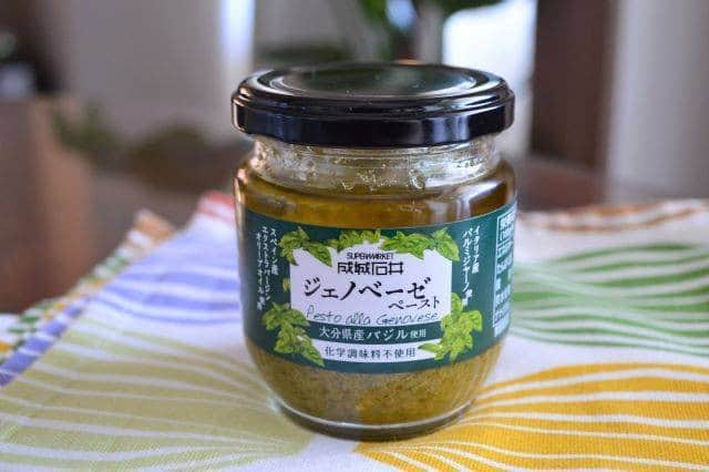 のインスタグラム：「成城石井（神奈川県・横浜市）のジェノベーゼペースト こんにちは、Akikoです。今日は大好きなスーパーで見つけたイタリアンの定番ソース「ジェノベーゼペースト」をご紹介します。関東の方にはおなじみですが、関西や本州の一部にも店舗がありますね。自家製では鮮やかな緑とフレッシュゆえの青臭さが魅力のジェノベーゼですが、この商品には「あるもの」が最初から入っているために味付けがとても簡単になっています。フレッシュな大分産のバジルを使っているのも嬉しい！詳しくはぜひ記事でご確認くださいね。  記事はコチラから〜 https://oliveoillife.jp/lifestyle/10218/  #オリーブオイル　#オリーブオイルライフ #ジェノベーゼペースト　#成城石井　#ファインドニューズ　 #おいしい #料理 #レシピ #クッキングラム #デリスタグラマー #レシピ #おうちごはん #いただきます #food #yammy #recipes #foodpic #yummyfood #cooking #instafood #homemadefood」