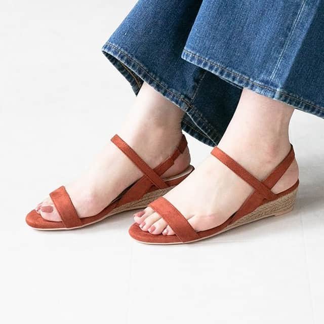 アウトレットシューズさんのインスタグラム写真 - (アウトレットシューズInstagram)「.⁣ ジュート巻きヒールが爽やかな夏を演出！⁣ ⁣ ガンガン歩ける3.5cmヒールが嬉しい⁣ ストラップサンダル🌞💛⁣ ⁣ 細めのストラップで足元を華奢魅せし⁣ 女度ＵＰ👩✨⁣ ⁣ 甲周りがしっかり固定されているから⁣ 歩きやすい💞⁣ ⁣ ヒールが苦手な方でも⁣ 安心して履いていただけます😸⁣ ⁣ —————————⁣ ☑ジュート ウエッジソール⁣ ストラップサンダル⁣ ￥2,499 (税込)⁣ 品番：m23000⁣ —————————⁣ ▶掲載アイテムはプロフィールのURLからご覧いただけます⁣ ⇨@outletshoes_official⁣ ⁣ ⁣ #outletshoes #アウトレットシューズ #R_fashion #ファッション部 #靴 #置き画くら部 #お洒落さんと繋がりたい #足元くら部 #おしゃれは足元から #fashion #ootd #コーデ #靴好き #夏コーデ #ジュート #ジュートサンダル #サンダル #ウェッジソール #今日の足元 #大人かわいい #シンプル #like4like #sandals #menue #メヌエ」7月25日 12時00分 - welleg_shoes