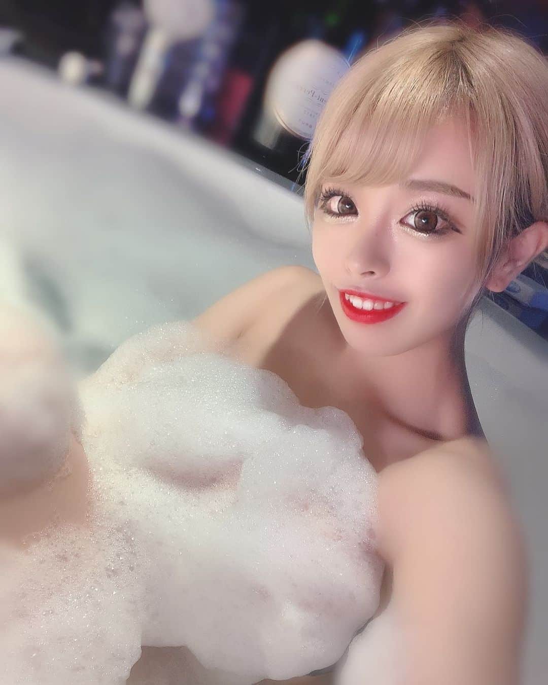 あんじゅのインスタグラム：「♡ ． やっぱり単純野郎なので甘やかしてくれる人が好きです(ﾉ)・ω・(ゞ) 本日も待っておりまする✌🏻🤍🤍🤍 ． ．  #Burlesque #バーレスク #バーレスク東京 #大阪 #バーレスク大阪 #北新地 #ミナミ #キャバクラ #ホスト #歌舞伎町 #ダンサー #Japanesegirl #自発ください  #ロリ顔 #グラビア  #ガンメッシュ #ギャル #加工厨 #量産型 #太もも #むちむち #低身長女子 #撮影会 #雰囲気好きな人いいね #自撮り界隈  #1mmでもいいなと思ったらいいね #被写体  #泡風呂 #ジャグジー #水着ギャル」