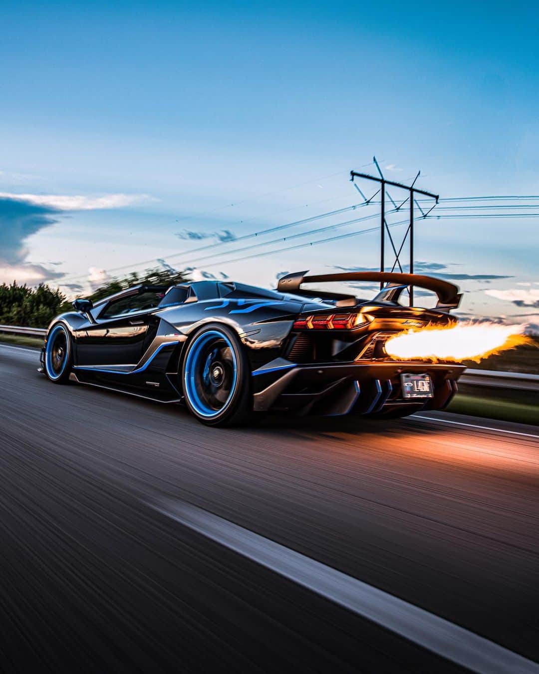 CARLiFESTYLEさんのインスタグラム写真 - (CARLiFESTYLEInstagram)「Aventador SVJ Flames! 🔥🔥🔥 Photo @kfletchphotography #carlifestyle @carswatchesnmore @velosdesignwerks」7月25日 12時01分 - carlifestyle