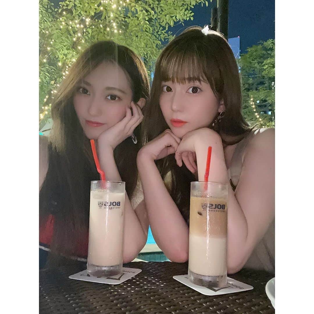 のインスタグラム：「りっちゃんのお疲れ様会してきたよ🐰🤍  #テラス #夜カフェ」