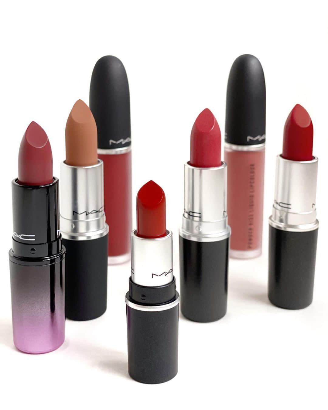 M∙A∙C Cosmetics Japanのインスタグラム：「【キャンペーン実施中！】 ソーシャルメディア(SNS)から生まれた記念日 「#ナショナルリップスティックデー 」を記念して、 ・M·A·C 公式オンラインショップ ・三越伊勢丹化粧品サイトmeeco ・一部店舗*　にて、対象製品ご購入でミニサイズのリップスティックをプレゼント💄 ㅤ 【🎁公式オンラインショップ限定】 対象のM·A·Cリップ製品を含む税込8,250円以上お買い上げの方に ミニサイズのリップスティック、「モカ」をプレゼント 期間: 7月24日(金)10:00～7月28日(火) 23:59 ㅤ ＜対象リップ製品＞ ・リップスティック ・パウダーキス リップスティック ・ラブ ミー リップスティック ・パウダー キス リキッド リップカラー ・レトロ マット リキッド リップカラー ・テンダー トーク リップバーム ※上記に該当する限定コレクション製品も対象となります※ ㅤ  ㅤ 【🎁一部店舗*＆三越伊勢丹化粧品サイト @meeco_meeco 限定】 お好きなM·A·C製品を税込8,250円以上お買い上げの方に ミニサイズのリップスティック、「チリ」をプレゼント (画像中央のカラーです) 期間: 7月24日(金)～7月28日(火) ㅤ *対象店舗 伊勢丹 新宿本店、阪急うめだ本店、ジェイアール名古屋タカシマヤ、岩田屋本店 本館、髙島屋 横浜店、西武池袋本店、大阪髙島屋、大丸 心斎橋店、大丸 札幌店、M·A·C表参道ヒルズ店、ルミネエスト新宿店 ㅤ ※プレゼントは数に限りがございます。無くなり次第終了となります。 ※プレゼントはお1人様1会計につき1回までとさせて頂きます。 ㅤ #MACNationalLipstickDay #MACナショナルリップスティックデー #BiteYourLips #MACLovesLips #MACCosmetics #MAC #MACコスメ #マックコスメ #コスメ#コスメ紹介#コスメ好き#コスメレポ #化粧品 #デパコス #コスメ部 #コスメマニア #メイク好き#メイク道具#美容大好き#美容好き#トレンドメイク#夏メイク#メイクテク#MACリップ#リップ#リップメイク#リップスティック#リップマニア#マットリップ」