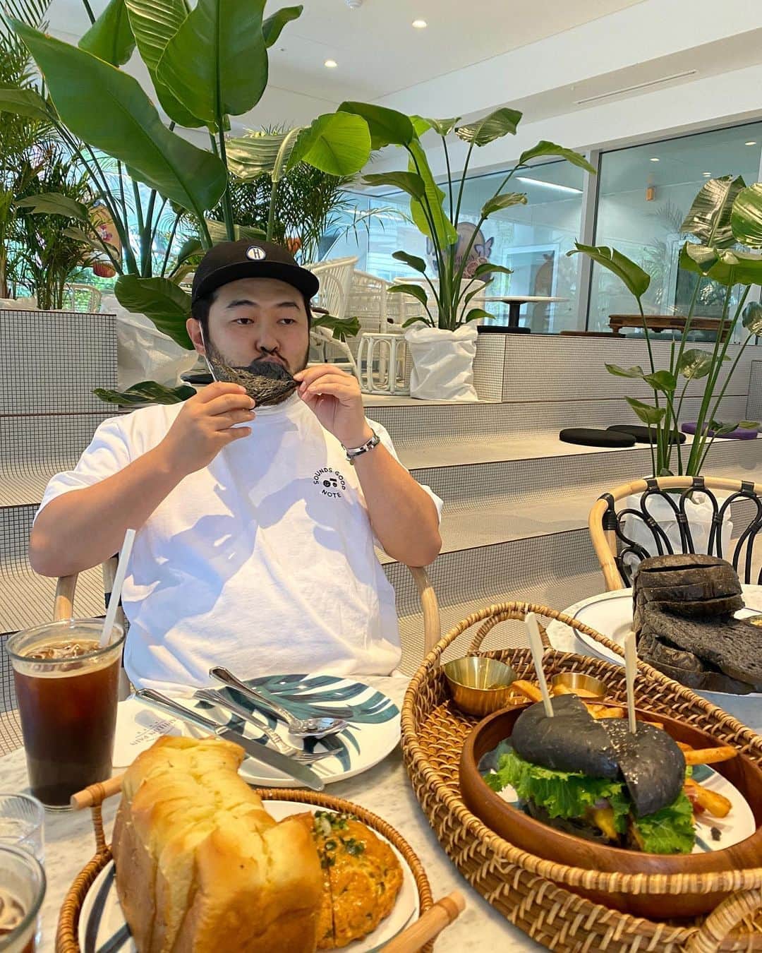 キム・ギバンのインスタグラム：「. 아배고파아배고파.. 모두 즐점🍞🥖🥐🍔 (수염아님..🧔🏻)ㅋ . #행복 #빵때문에행복한게아니라너때문에행복  ( @tingkerhee )」