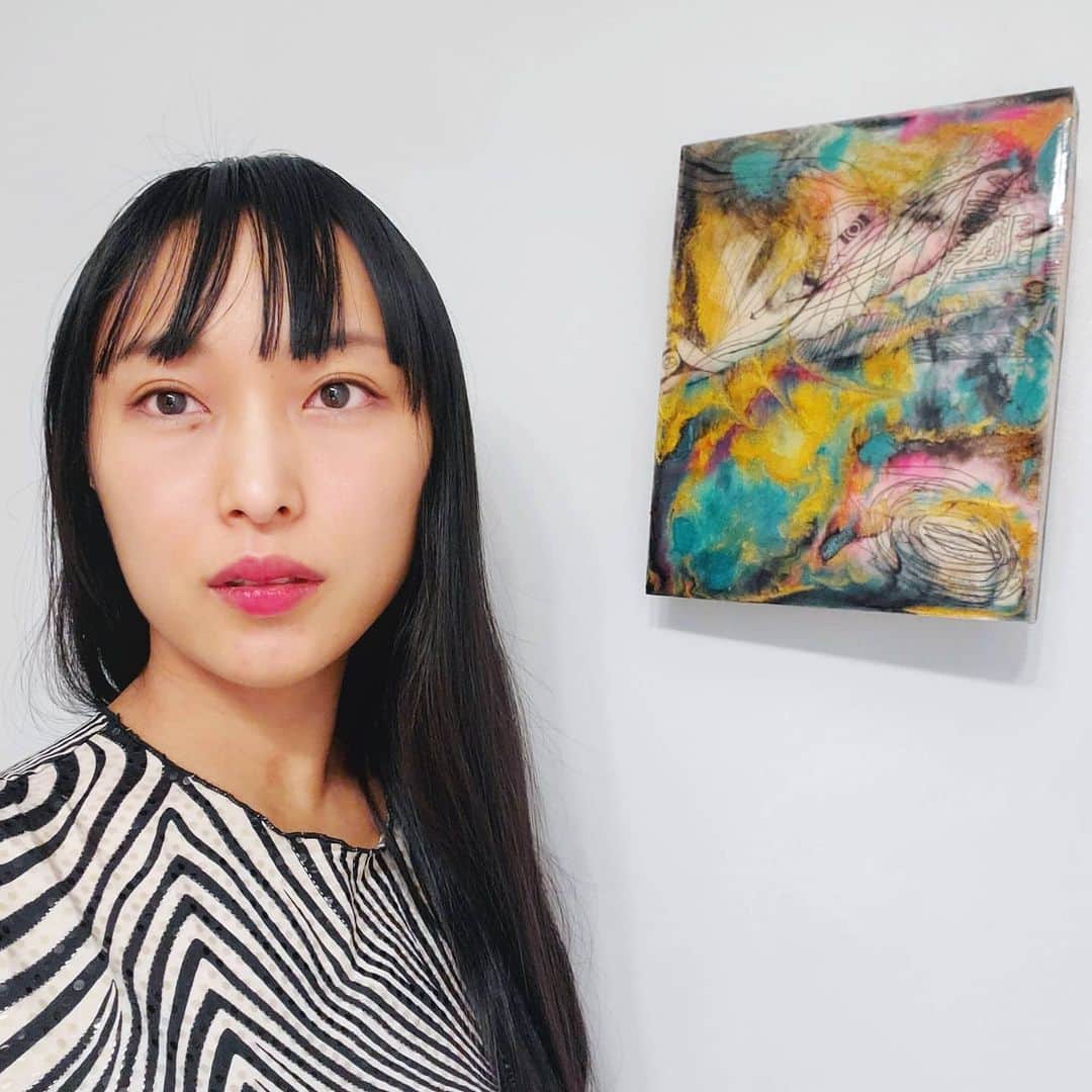 鈴木みほのインスタグラム：「My new art work🎨🖌️👩‍🎨 新作できました。  Amidst the noise... I tried not to think about anything and waited for my hands to draw.  Material: #pencil #resin #acrylicpainting #mica  オーディションと来月の撮影再開（3月にロケ地近くのホテルについて明日から撮影だーというところでコロナ延期になって一泊して折返したままだった。）に向けてのトレーニングと、インプロや演技のクラスと英語の特訓といろいろなアート製作と、いろいろな世界のニュースと、あとたくさん映画みてる最近。  鉛筆いいわー☺️ 日本の上質な練り消しがこっちで見つからない。 取り寄せたいー🔥  #painting #resinart #doodle #pencildrawing #abstractart #abstractpainting #abstract #nikkeiartist #nikkei #鉛筆 #レジン #レジンアート #落書き #抽象画 #マイカ」