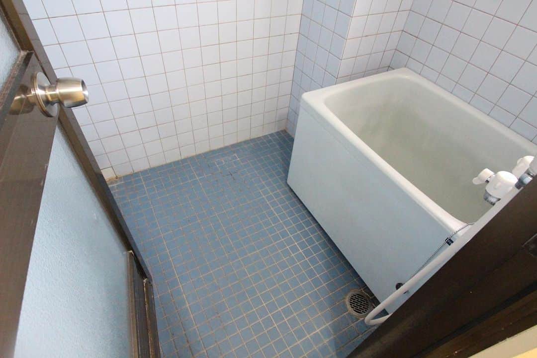 ALLHOUSE R×Lさんのインスタグラム写真 - (ALLHOUSE R×LInstagram)「ヘリンボーン柄の床が印象的なトイレ⁠ .⁠ 改装前は浴室だったんです！(beforeは左へスワイプ)⁠ .⁠ 壁が耐力壁で壊すことができない為、あえて広めのトイレへ改装しました。⁠ .⁠ ブルー×ネイビーのクロスでリラックスできる空間へ生まれ変わりました。⁠ ．⁠⁠ .⁠ .⁠ .⁠ ----------------------------------------------⁠ その他施工事例はコチラ☞@allhouse_pm　⁠ ----------------------------------------------⁠ .⁠ .⁠ .⁠ .⁠ .⁠ .⁠ #トイレ #可動棚 #ヘリンボーン⁠  #ビフォーアフター  #ステイホーム #オールハウス #オールハウスPM #賃貸 #広島賃貸 #賃貸住宅 #賃貸物件 #住まい #プロパティマネジメント #デザイナーズ賃貸 #賃貸リノベーション #リノベーション #renovation #reform #リフォーム #無垢フローリング #DIY #アクセントクロス #design #建築 #工務店 #賃貸インテリア #賃貸暮らし #家主 #賃貸経営 #おうち時間」7月25日 12時20分 - allhouse_pm