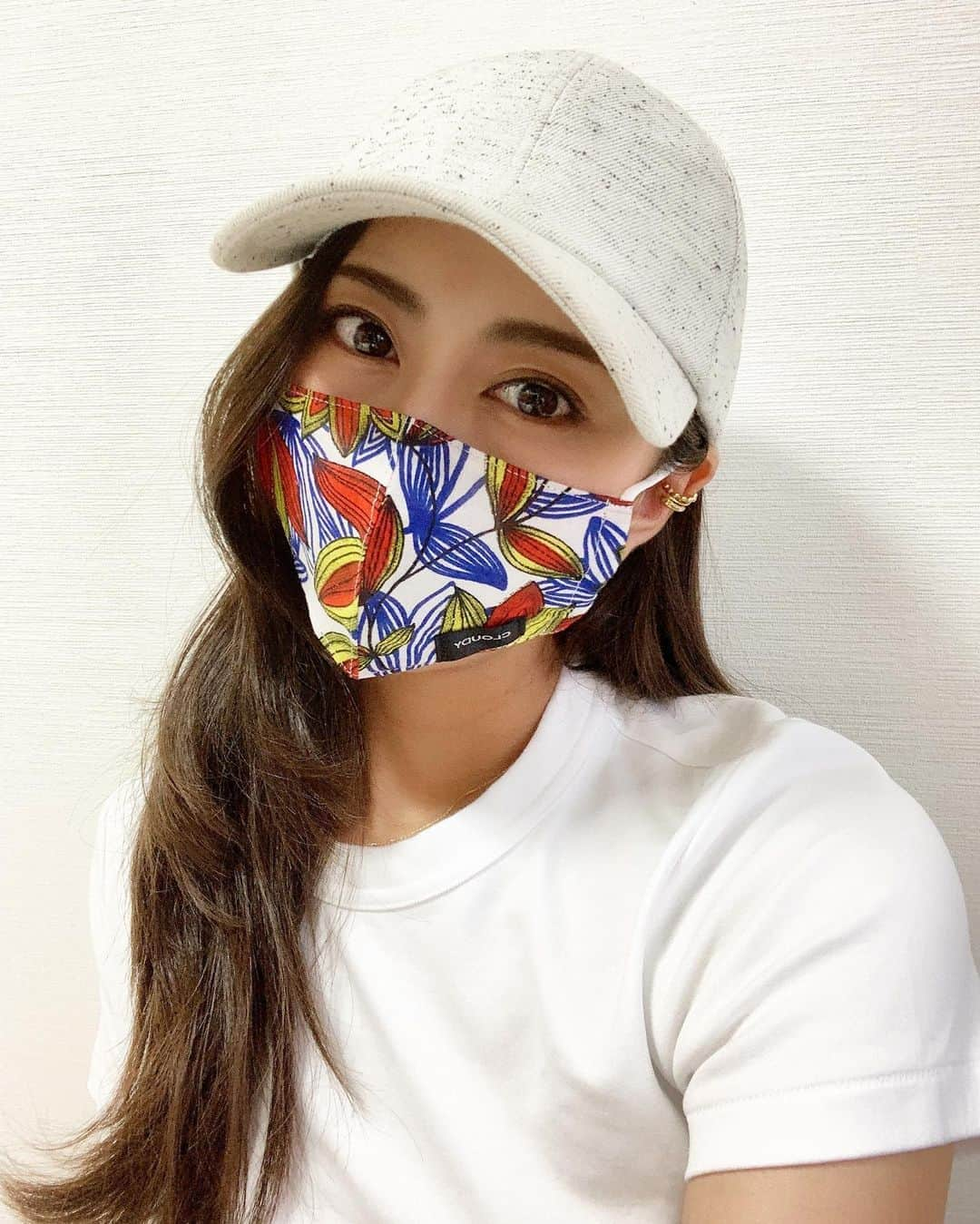 Mai Yamadaさんのインスタグラム写真 - (Mai YamadaInstagram)「. new mask♡ かわいいマスクをずっと探しててようやく見つけました👀 こちらも @cloudy.tokyo  のものでアフリカンファブリックが派手カワ😷💓 . マスクの売上の収益は全てNPO Dooooooooを通じて、ガーナで実施されている”BEAT THE COVID-19 PROJECT in GHANA”のプロジェクト費用として、ガーナ国内の各エリアにおいて食料・マスク・消毒液の配布活動に還元されるそうです♻️ . . #CLOUDY#マスク #bag#meshbag#africanprint#africanfabric#apparel#brand#fashion#donation#shopping #バッグ#メッシュバッグ#アフリカンプリント#お買い物#ファッション #MC#イベントMC  #パラレルキャリア#フリーランス#パラレルワーカー#ノマドワーカー#motivation#parallelcareer#freelance#nomadlife#nomadworker#businesswoman#worklifebalance  #山田真以」7月25日 12時29分 - yamadamai_719