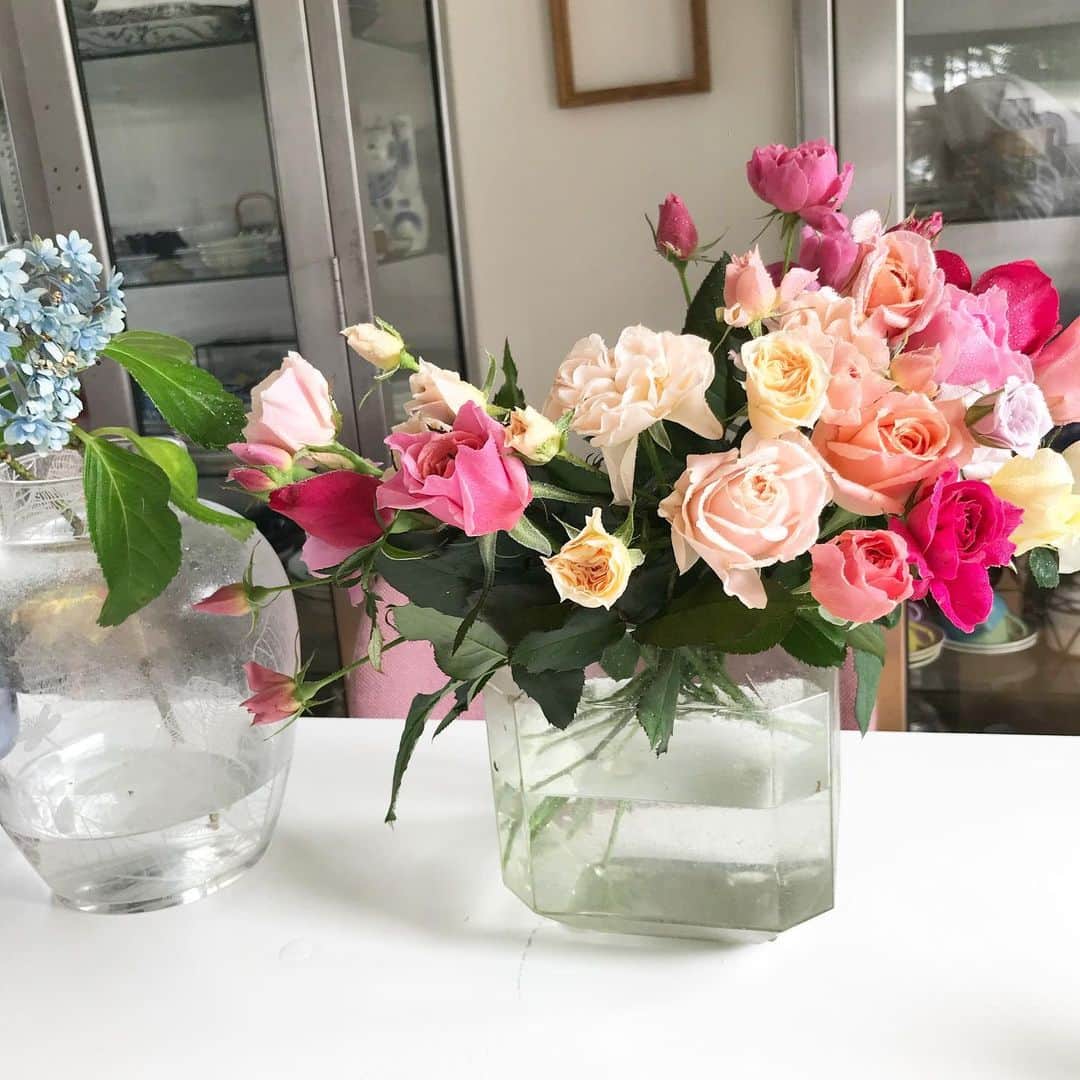 丸山敬太さんのインスタグラム写真 - (丸山敬太Instagram)「頼んでいた夏の薔薇が届いた。 箱を開けたとたんに  フレッシュな良い香り @rosefarmkeiji さんの薔薇は 本当に素敵。」7月25日 12時25分 - keitamaruyama