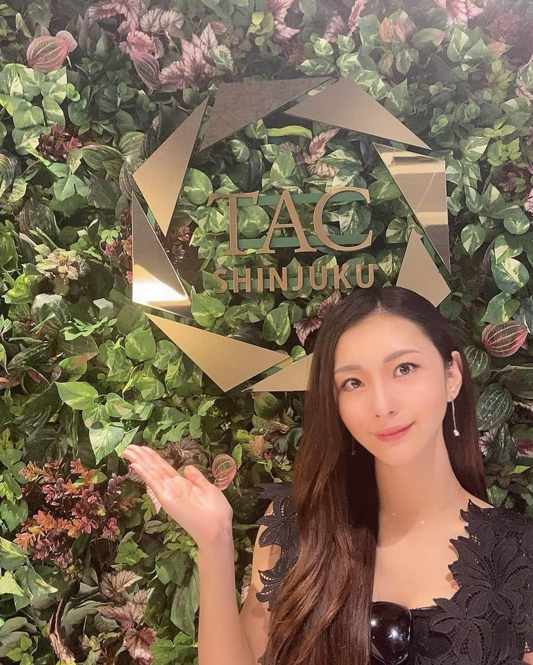 青山千夏さんのインスタグラム写真 - (青山千夏Instagram)「TAクリニック @tacgroup_pr 新宿院がオープンしたということで早速行ってきました😌❤️ いつもお世話になっている石橋先生 @dr_shotacchy が新宿院の院長に就任されたそうです🎉✨ . 今回は涙袋にヒアルロン酸を入れていただきました✌️✨ 元々涙袋があまりないんですが、涙袋って可愛くていいな〜って思っていて… かなりわがままを言ってしまったんだけど、とても丁寧に対応して下さって、自然な仕上がりにしていただけました😭❤️ . 麻酔をしてくれるので痛くないし、腫れや内出血もなくてそのままメイクして出かけられます🙆‍♂️✨ . キツい印象だったのが、涙袋があるだけで柔らかい雰囲気の目元になって満足です！ メイクしたり写真を撮ったりするのが更に楽しくなりそう💄✨ . . . . . . #銀座TAクリニック #TAクリニック #TACLINIC #石橋正太 #石橋正太先生 #涙袋  #涙袋ヒアルロン酸 #美容 #美容大好き」7月25日 12時27分 - chinatsu_aoyama0819