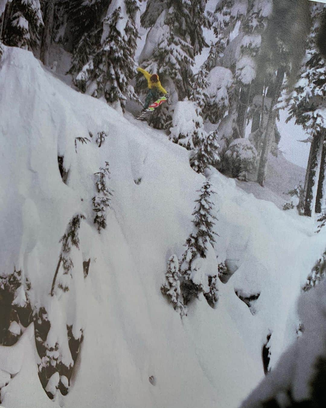 田中幸さんのインスタグラム写真 - (田中幸Instagram)「✴︎ 2009年 初めて海外の スノーボード雑誌デビュー🏂  あの当時ぶりに スノーボード誌を開いて ゆっくり過ごす  整理しようも思っても どれも捨てられない 永久保存版  おばあちゃんになったら ゆっくり読も📚  📷DICE-K #transworld  #freerun #snowboarder #snowstyle」7月25日 12時39分 - sachitanaka