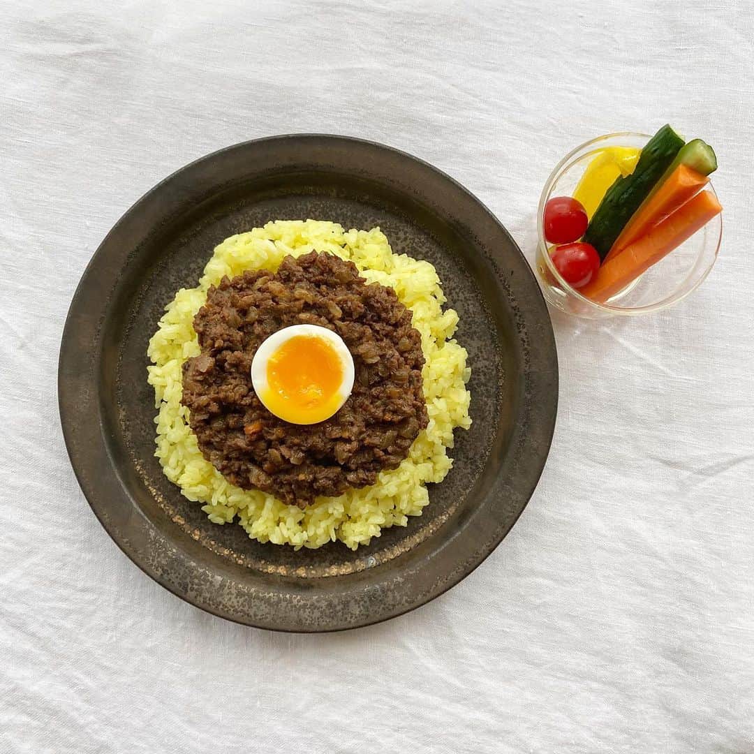 のインスタグラム：「. 暑い日は簡単に作れるドライカレー🍛 野菜を刻んでお肉と炒めるだけだから、サッとできて簡単！夏の台所でぐつぐつ煮込むのはしんどいもんなぁ。  エスビーの #ドライキーマカレー はトマトたっぷりで甘みがあるから、#スタータースパイスミックス を加えてアレンジ。4種類のスパイスで味がきゅっと引き締まって◎  白ワインビネガーで作ったピクルスは、エスビーの公式レシピを参考に。カラフルな夏野菜は食卓の彩りになるし、夏バテ防止にも🍅 . #エスビー #エスビーカレーアンバサダー #カレープラス #サフランライスの素 #MAILLE白ワインビネガー #エスビーローレル #PR」
