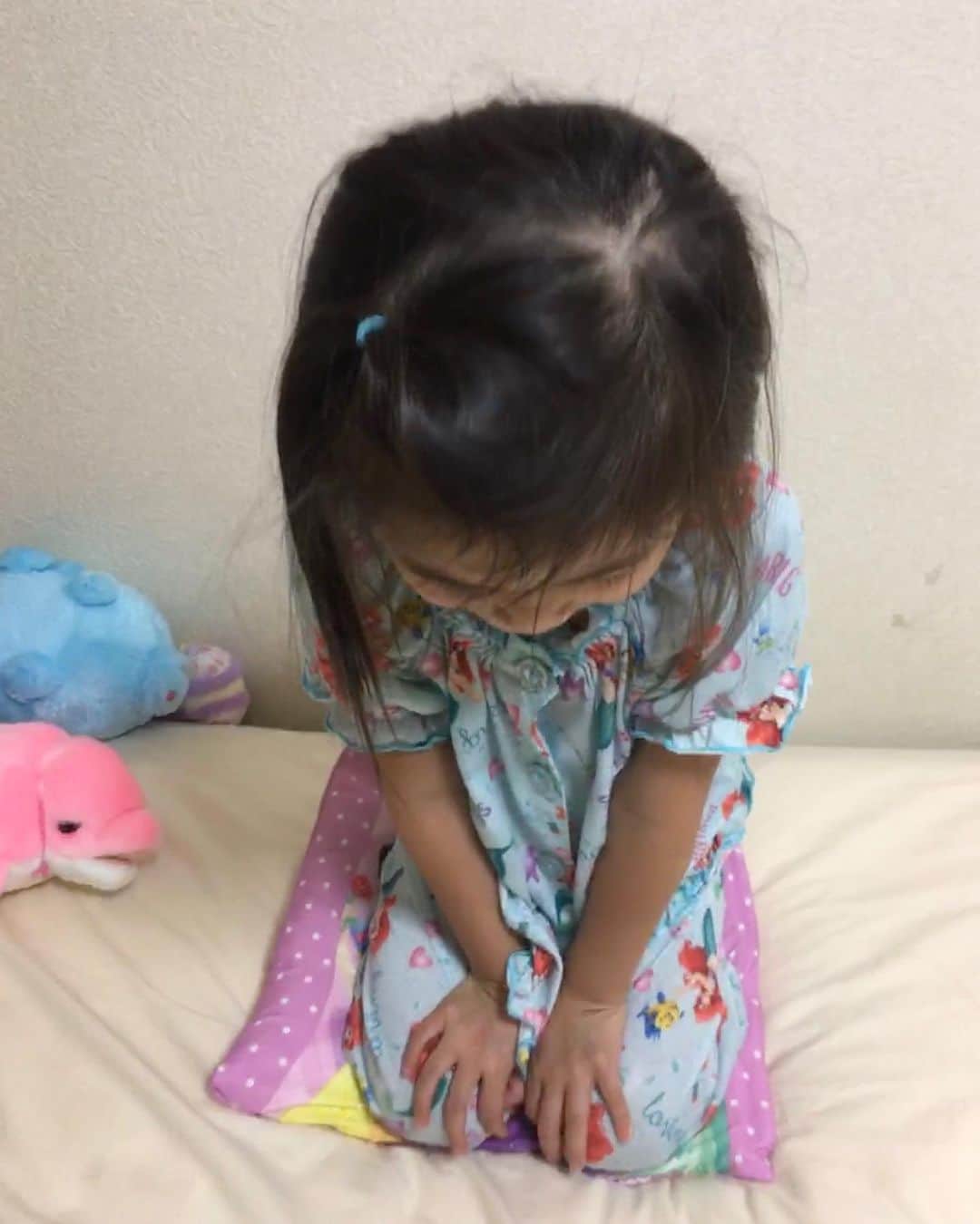 六車奈々さんのインスタグラム写真 - (六車奈々Instagram)「寝る前に、一席。  枕を座布団代わりに、落語が大好きな娘の、創作落語でした(*≧∀≦*)  #落語大好き #四歳児 #創作落語」7月25日 12時37分 - nanarokusha