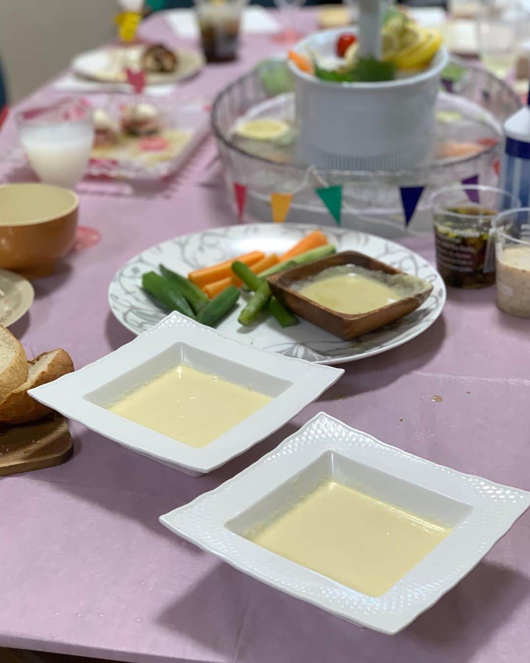 板橋瑠美さんのインスタグラム写真 - (板橋瑠美Instagram)「12th Birthday Party♡﻿ ﻿ ﻿ 我が子の12回目の誕生日パーティーのメニューはこんな感じです💕﻿ ﻿ ﻿ 本当は小学校の仲良いいつメンのみんなも４人来る予定だったので、みんなで楽しめるように、﻿ ﻿ 大きな流し素麺の機械をよくキッチンアイテムを購入している、 @bruno_enjoy で購入したの♡﻿ ﻿ 絶対子供たち喜ぶなーと思って☻﻿ ﻿ ﻿ ﻿ だけど今こーいった時期だから、何かあったらという形で無しになって、、、﻿ ﻿ 娘はショックで泣いちゃったの😢（←可愛い。なんか可愛くて抱きしめてたw）﻿ ﻿ なので、身内だけのパーティーにしました♡﻿ ﻿ ﻿ ﻿ 前々から色々飾りとか用意してて💕﻿ ﻿ ﻿ 当日に一気にやりました♡！﻿ ﻿ ﻿ そうめんも、カラフルな素麺買って、色毎に分けて茹で割るのは大変だったけど、すごい鮮やかで子供たちも大喜びでした💕﻿ ﻿ 本当は、みんな自由に取りたいだろうけど、コロナで共有する事も控えなければいけないので、﻿ 私がトングで取り分けてあげるStyleにしました☻﻿ ﻿ また落ち着いたら自由にとれるStyleでまた素麺大会やろうね❤️﻿ ﻿ ﻿ ﻿ ﻿ そして毎回私の唐揚げ好きー！と、楽しみにしてくれてる子達がいるので、﻿ 今年も大量に、揚げました♡☻﻿ ﻿ ﻿ あとは娘の大好きなコーンクリームスープ🌽♡﻿ 熱いので冷製にしました♡﻿ ﻿ ﻿ あとは娘の好物のバーニャカウダ💕﻿ 今回もソースは手作りです^ ^﻿ ﻿ ﻿ あとはフライングタイガーで買った串をさして﻿ ズッキーニ、生ハム、チーズのピンチョス❤️﻿ ﻿ 大人のおつまみ的な感じなのに、これまた子供に大人気でした^ ^﻿ ﻿ ﻿ ﻿ 娘もすごく楽しそうでした☻✨✨﻿ ﻿ ﻿ 娘の楽しそうな顔、浮かれてテンションがおかしいところ、﻿ そんな姿を見るととても達成感と幸福感💕﻿ ﻿ ﻿ ﻿ 普段は仕事してるとこんな豪華に作れないから、﻿ 年に一度くらい盛大にやってあげたいですしね❤️﻿ ﻿ ﻿ ﻿ しかし年々めんどくさい事が好きになっていく謎の現象です。w﻿ ﻿ 前はドッと疲れてたけど今は体力もついたからか﻿ 全然元気でした💕﻿ ﻿ ﻿ 何より幸せ空間だったし☻﻿ ﻿ ﻿ ﻿ 来年も更に最高なお祝いしてあげたいな◟̊◞̊ ◟́◞̀ ◟̆◞̆﻿ ﻿ ﻿ ﻿ ﻿ #誕生日会 #birthdayParty #お誕生日おめでとう#誕生日料理#おもてなし料理#誕生日ご飯#パーティーメニュー#誕生日飯#お祝いご飯#パーティー料理 #おもてなしごはん」7月25日 12時37分 - rumi_official_0616
