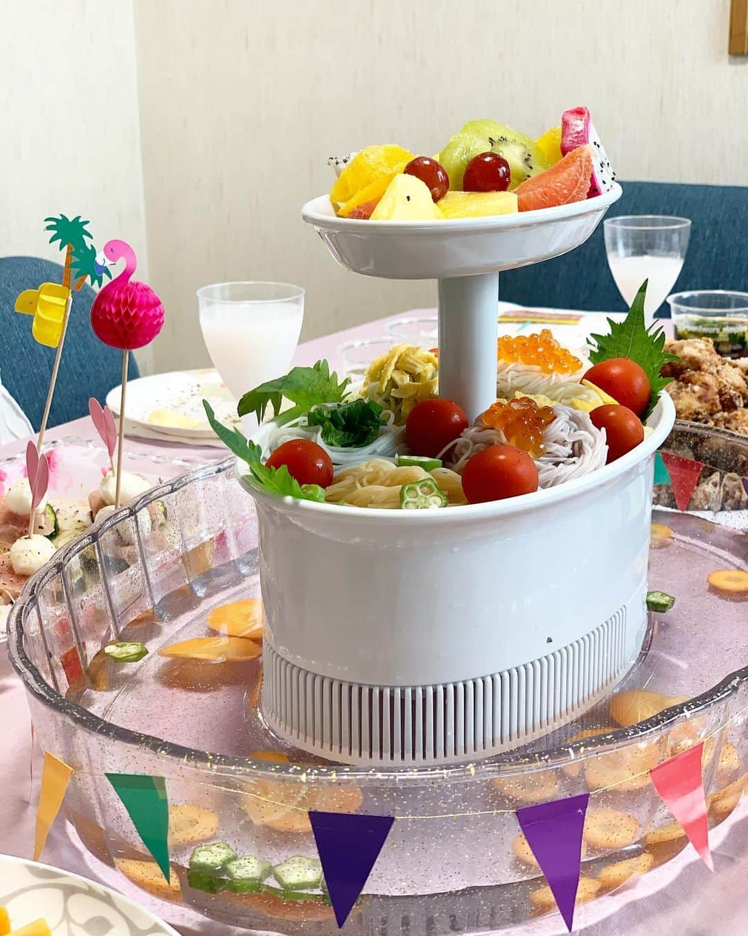 板橋瑠美さんのインスタグラム写真 - (板橋瑠美Instagram)「12th Birthday Party♡﻿ ﻿ ﻿ 我が子の12回目の誕生日パーティーのメニューはこんな感じです💕﻿ ﻿ ﻿ 本当は小学校の仲良いいつメンのみんなも４人来る予定だったので、みんなで楽しめるように、﻿ ﻿ 大きな流し素麺の機械をよくキッチンアイテムを購入している、 @bruno_enjoy で購入したの♡﻿ ﻿ 絶対子供たち喜ぶなーと思って☻﻿ ﻿ ﻿ ﻿ だけど今こーいった時期だから、何かあったらという形で無しになって、、、﻿ ﻿ 娘はショックで泣いちゃったの😢（←可愛い。なんか可愛くて抱きしめてたw）﻿ ﻿ なので、身内だけのパーティーにしました♡﻿ ﻿ ﻿ ﻿ 前々から色々飾りとか用意してて💕﻿ ﻿ ﻿ 当日に一気にやりました♡！﻿ ﻿ ﻿ そうめんも、カラフルな素麺買って、色毎に分けて茹で割るのは大変だったけど、すごい鮮やかで子供たちも大喜びでした💕﻿ ﻿ 本当は、みんな自由に取りたいだろうけど、コロナで共有する事も控えなければいけないので、﻿ 私がトングで取り分けてあげるStyleにしました☻﻿ ﻿ また落ち着いたら自由にとれるStyleでまた素麺大会やろうね❤️﻿ ﻿ ﻿ ﻿ ﻿ そして毎回私の唐揚げ好きー！と、楽しみにしてくれてる子達がいるので、﻿ 今年も大量に、揚げました♡☻﻿ ﻿ ﻿ あとは娘の大好きなコーンクリームスープ🌽♡﻿ 熱いので冷製にしました♡﻿ ﻿ ﻿ あとは娘の好物のバーニャカウダ💕﻿ 今回もソースは手作りです^ ^﻿ ﻿ ﻿ あとはフライングタイガーで買った串をさして﻿ ズッキーニ、生ハム、チーズのピンチョス❤️﻿ ﻿ 大人のおつまみ的な感じなのに、これまた子供に大人気でした^ ^﻿ ﻿ ﻿ ﻿ 娘もすごく楽しそうでした☻✨✨﻿ ﻿ ﻿ 娘の楽しそうな顔、浮かれてテンションがおかしいところ、﻿ そんな姿を見るととても達成感と幸福感💕﻿ ﻿ ﻿ ﻿ 普段は仕事してるとこんな豪華に作れないから、﻿ 年に一度くらい盛大にやってあげたいですしね❤️﻿ ﻿ ﻿ ﻿ しかし年々めんどくさい事が好きになっていく謎の現象です。w﻿ ﻿ 前はドッと疲れてたけど今は体力もついたからか﻿ 全然元気でした💕﻿ ﻿ ﻿ 何より幸せ空間だったし☻﻿ ﻿ ﻿ ﻿ 来年も更に最高なお祝いしてあげたいな◟̊◞̊ ◟́◞̀ ◟̆◞̆﻿ ﻿ ﻿ ﻿ ﻿ #誕生日会 #birthdayParty #お誕生日おめでとう#誕生日料理#おもてなし料理#誕生日ご飯#パーティーメニュー#誕生日飯#お祝いご飯#パーティー料理 #おもてなしごはん」7月25日 12時37分 - rumi_official_0616