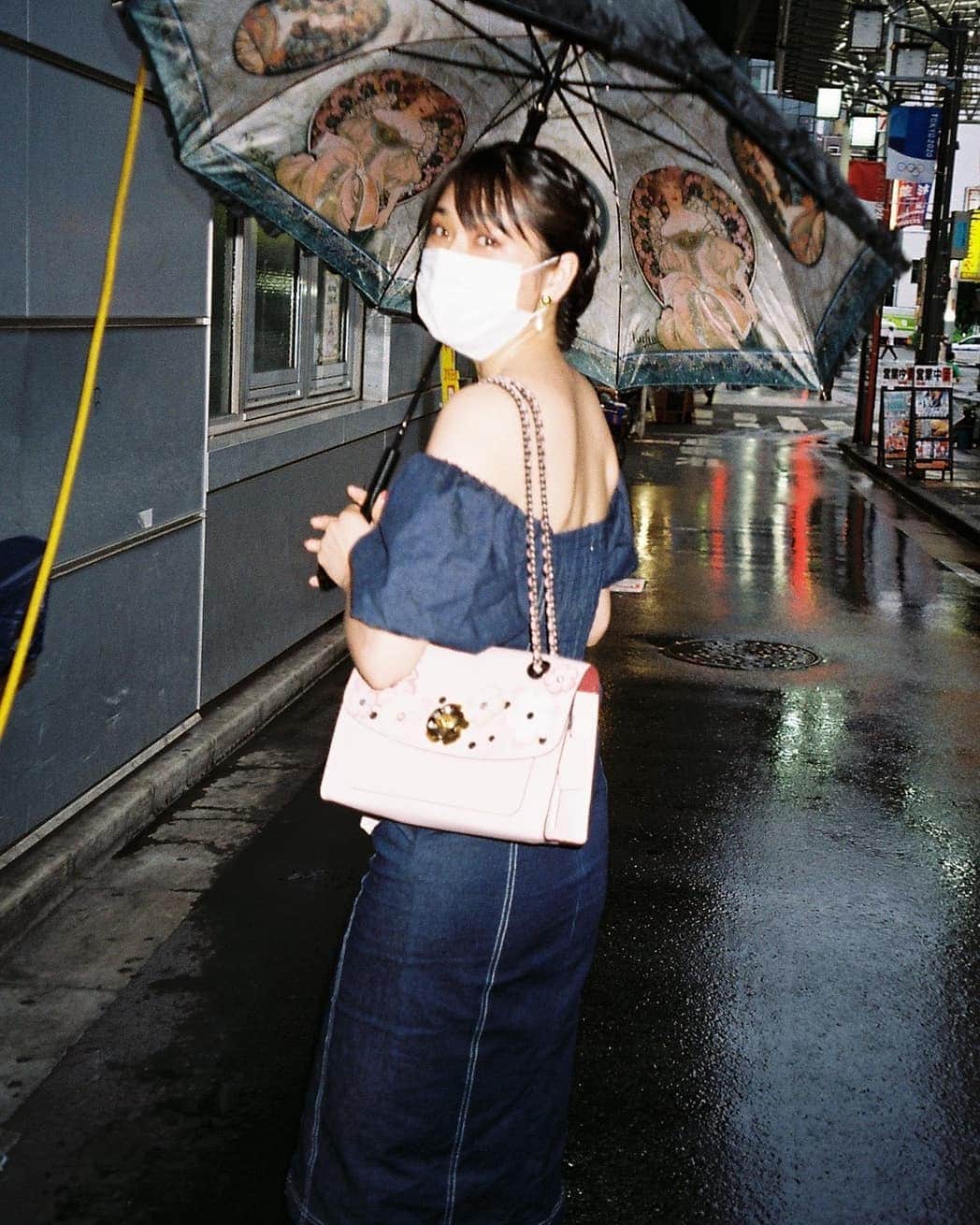 小見川千明さんのインスタグラム写真 - (小見川千明Instagram)「お気に入りのミュシャの傘と . お気に入りのCOACHの鞄と . お気に入りのHerliptoのお洋服と . お気に入りの女の子と一緒で . とても幸せな1日でした(*бωб*)❤︎.* . . . photoby @emiiiiiko_no5  . . . . . . . .#写真 #photo  #filmcamera #natural  #smile  #filmphotography #film #フィルムカメラ #anime #game #manga #comic #model #被写体 #voiceactor #voiceactress #配音演员 #声優 #Japan #kawaii #kawaiigirl #model #被写体 #小見川千明  #小千姬 #無加工  #無加工グラム」7月25日 12時40分 - chiaki_omigawa