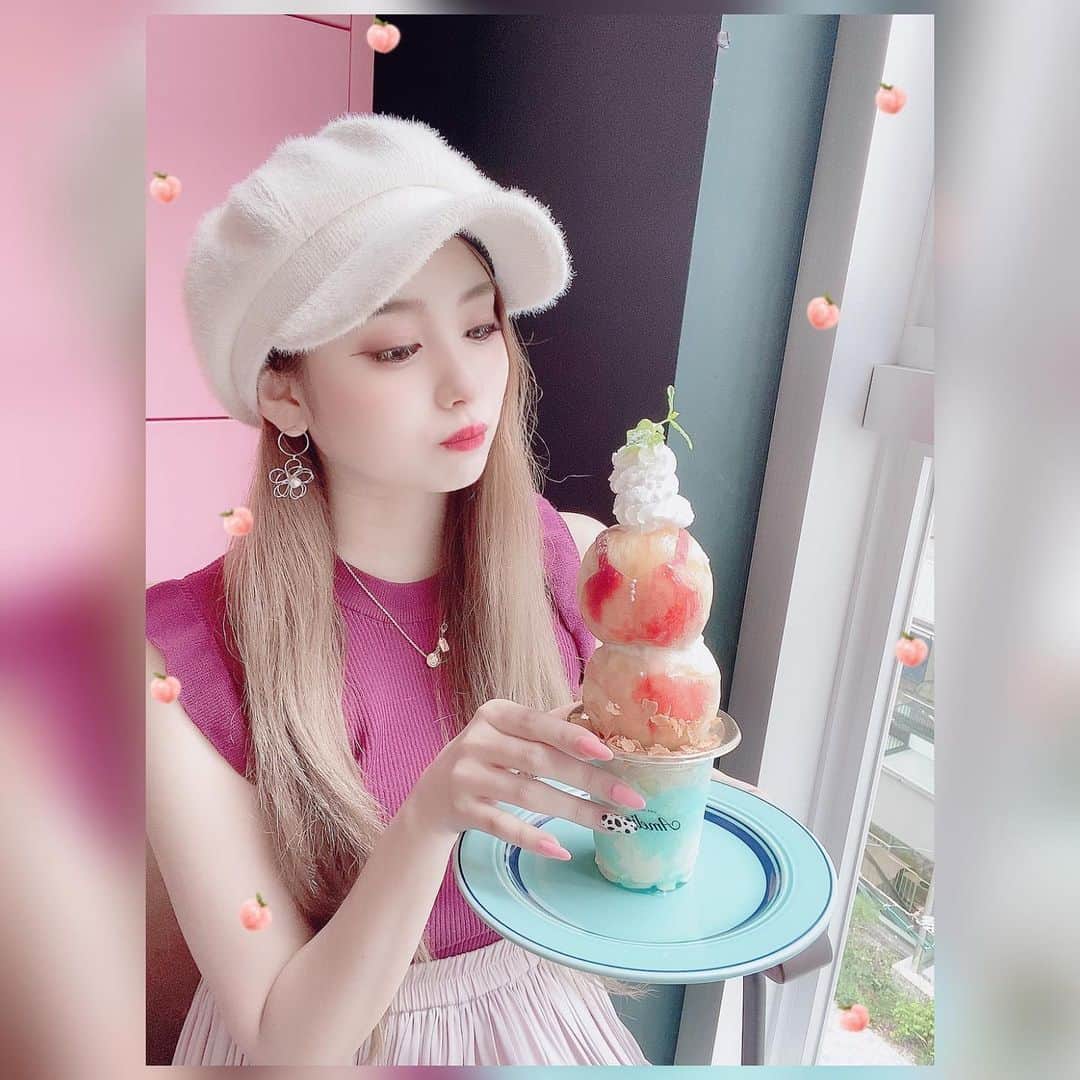 嶋谷愛（あいちゅん）のインスタグラム：「. 👙🍑 #桃のパフェ ビキニ着てます💕 可愛い♥ . . . #🍑 #👙 #名古屋カフェ #栄カフェ #カフェ巡り #l4l #❤」