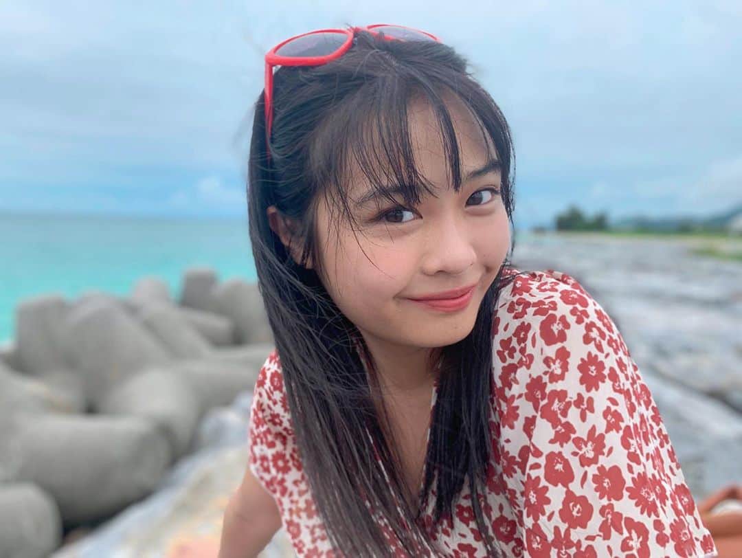 西本ヒカルのインスタグラム：「・ ロケ撮影で沖縄に来てます☺︎ 天候も良く、順調に撮影が進んでおります！ 海がとっても綺麗で癒されます♡🏖公開お楽しみに！ #オフショット」