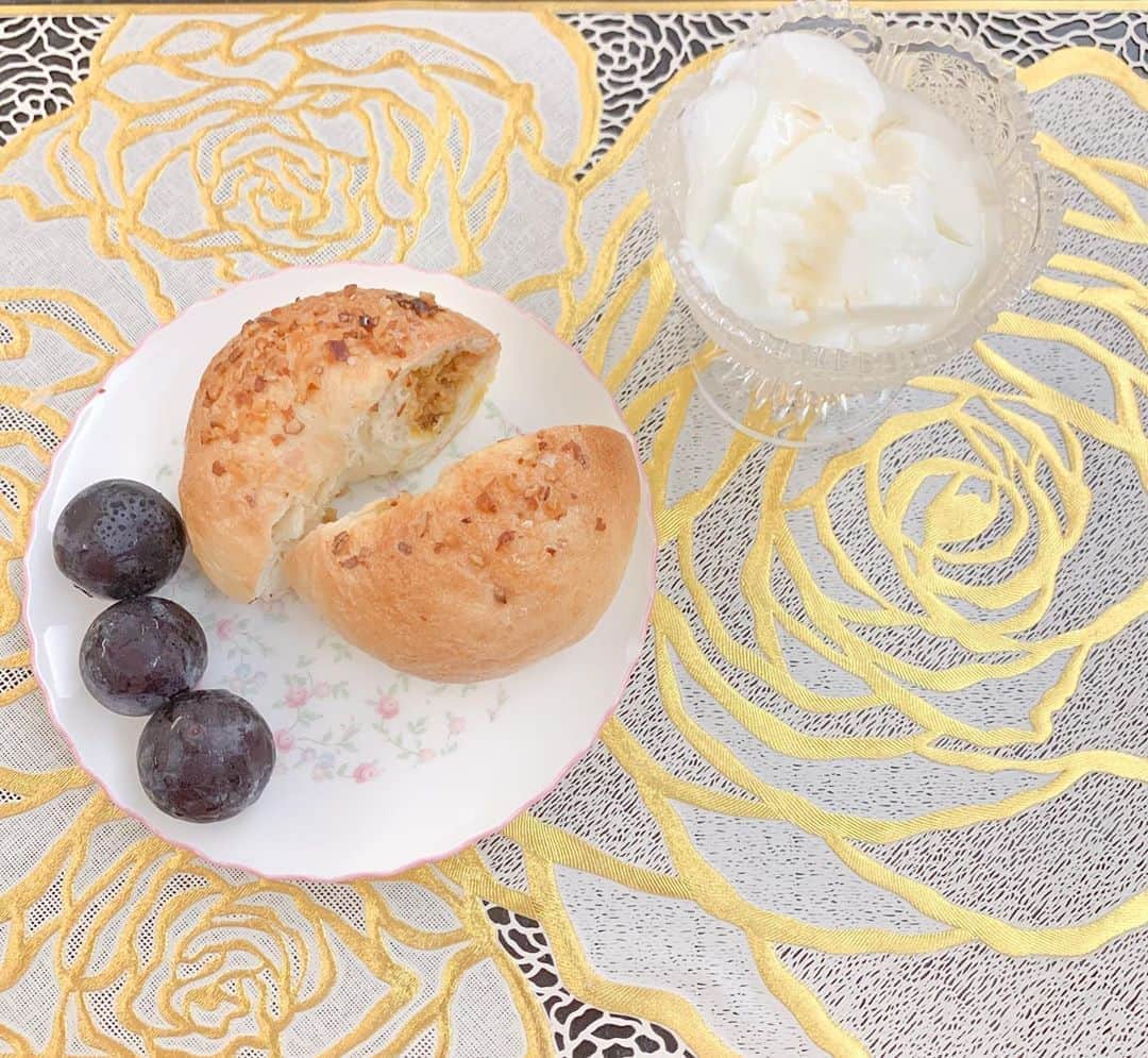 夢花らんさんのインスタグラム写真 - (夢花らんInstagram)「美味しいベーグル🥯 ナッツキャラメル味💓 三次のピオーネ😍  #バレエリトミック #前の  #morning #朝食 #ベーグル #ナッツキャラメル味  #お取り寄せグルメ  #三次 #ピオーネ #最高  #cute #甘い #sweet  #美味しい」7月25日 13時03分 - yumehana.ran