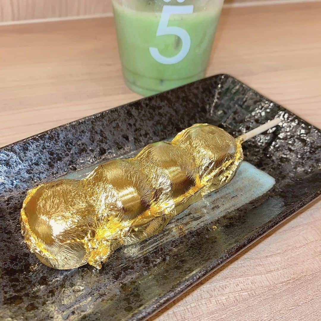 渡邊菜々さんのインスタグラム写真 - (渡邊菜々Instagram)「・ #わたななカフェ巡ってみた  久々の抹茶🍵 そして金箔みたらし団子🍡 ふつーのみたらしの味やった笑 金箔は歯にひっつくんだよ笑 ・ #大分#湯布院#歩いてたら見つけた #お店の名前は忘れた笑 #みんなも歩けば見つけれるはず笑 #渡邊菜々#わたなな#🌻」7月25日 13時06分 - watanana1225