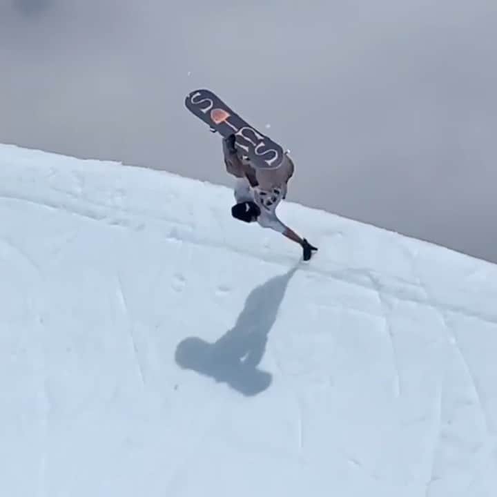 ボルコムのインスタグラム：「@blottscum summer riding with style in Mt. Hood! 😎 @volcomsnow 📹 @codywarbs」