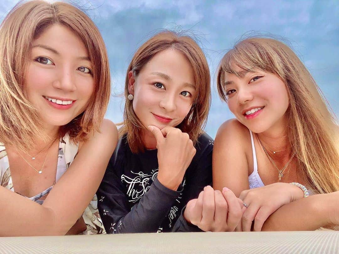 相川友希のインスタグラム：「夏開始！🥒 夏だ！海だ！きゅうりだ！！！ 濃い2人に囲まれた💛 #夏　#日焼け　#クルージング　#ジェット　#油壺　#免許　#毎年一緒　#毎年焼けてる人たち　#ゴルフも海も　#趣味が同じ　#タメ 次いつ会えるんだろう。。 次回はごるはま。 その次はくるはま。したいな。。。」