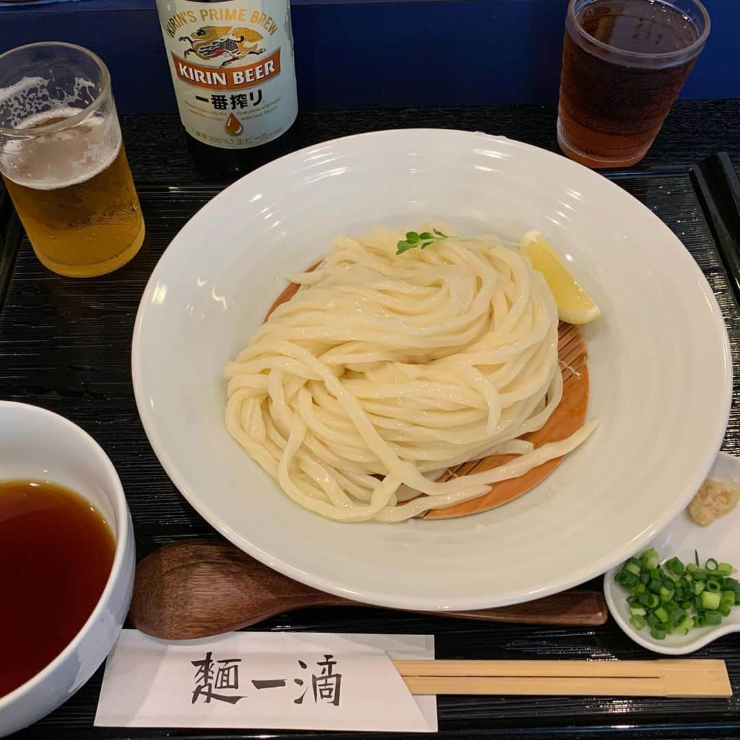 くろさんのインスタグラム写真 - (くろInstagram)「🍜 本日のランチは食べログ神奈川うどんNo1の「麺一滴」 うどんも標準点以上ですが天ぷらが旨いっす😋 新レンコンも旨しでしたがワサビ醤油で食べる黒あわび茸天が最高でした🤩 #麺一滴 #NoUdonNoLife #食べログ百名店 #食べログうどん百名店 #神奈川食べログNo1うどん #ざるうどん #ざるうどん大盛り #新レンコンの天ぷら #黒あわび茸の天ぷら #ランチビール #昼からビール #昼ビール #昼ビ #麒麟一番搾り #瓶ビール」7月25日 13時30分 - m6bmw