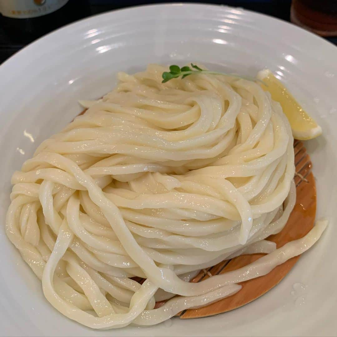 くろさんのインスタグラム写真 - (くろInstagram)「🍜 本日のランチは食べログ神奈川うどんNo1の「麺一滴」 うどんも標準点以上ですが天ぷらが旨いっす😋 新レンコンも旨しでしたがワサビ醤油で食べる黒あわび茸天が最高でした🤩 #麺一滴 #NoUdonNoLife #食べログ百名店 #食べログうどん百名店 #神奈川食べログNo1うどん #ざるうどん #ざるうどん大盛り #新レンコンの天ぷら #黒あわび茸の天ぷら #ランチビール #昼からビール #昼ビール #昼ビ #麒麟一番搾り #瓶ビール」7月25日 13時30分 - m6bmw