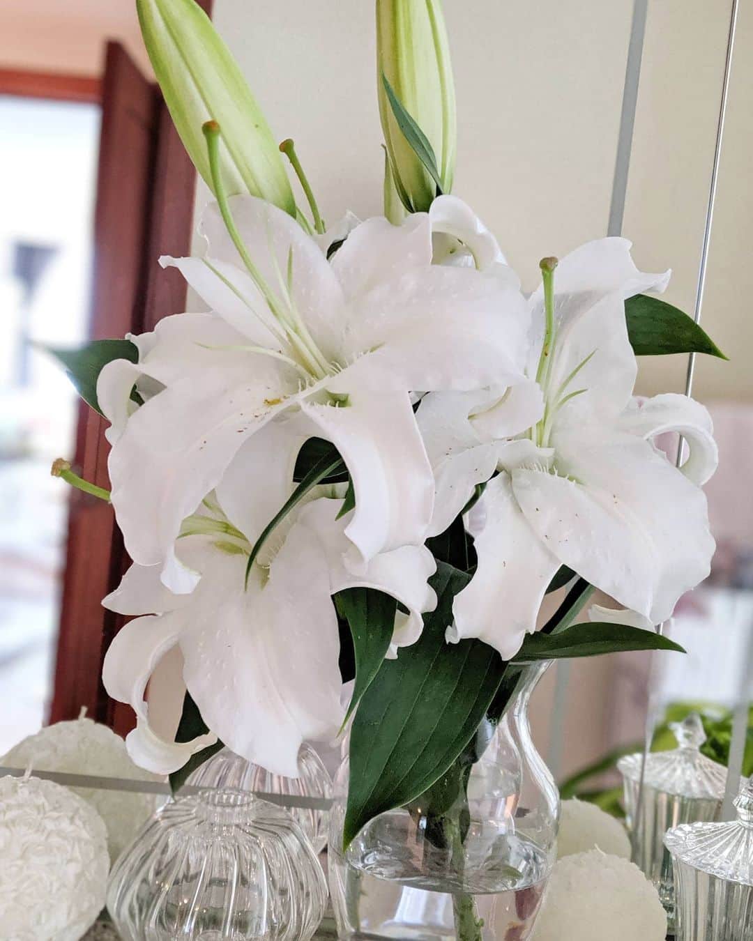 三喜本惠美さんのインスタグラム写真 - (三喜本惠美Instagram)「・ お花の香りに勝るものはないですね🌿 家中が良い香り😌 一つずつ花が咲いていくのを楽しみ、徐々に強くなる香りを楽しみ、一本で癒やし効果抜群✨ #百合の花#ユリの花#癒やしの花」7月25日 13時26分 - megumi_mikimoto